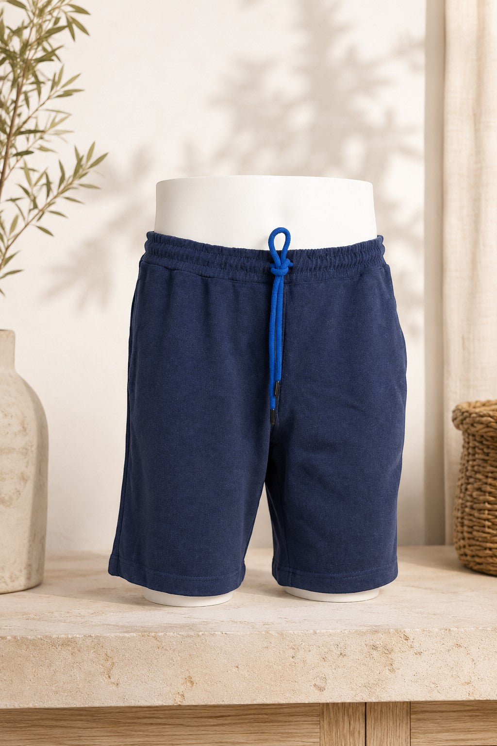 Short homme Marcel bleu marine en éponge de coton bio avec cordon de serrage, vendu par Frippindealz.