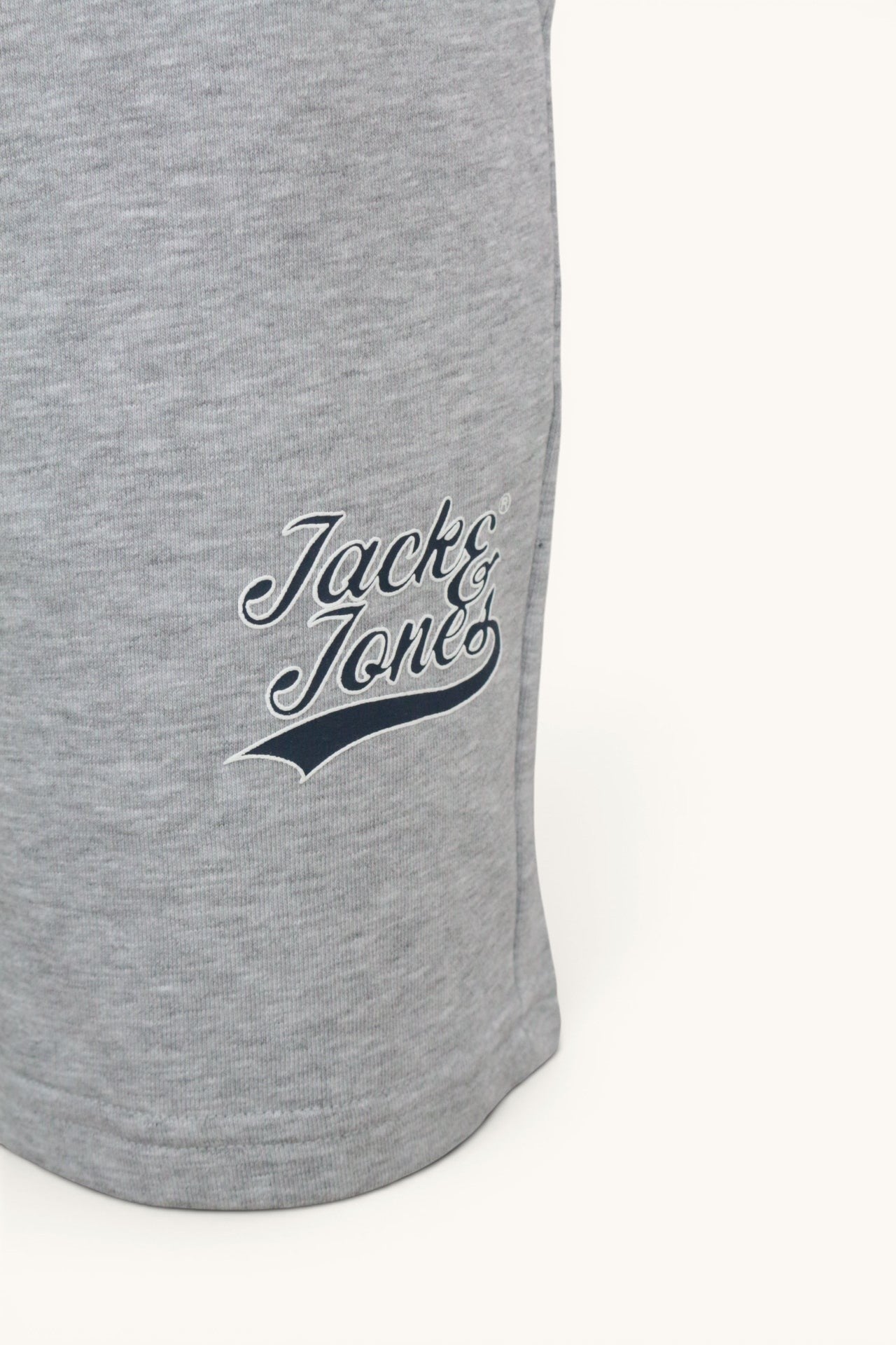 Short homme Frippindealz Jack & Jones en molleton gris chiné avec logo imprimé, neuf avec étiquette.