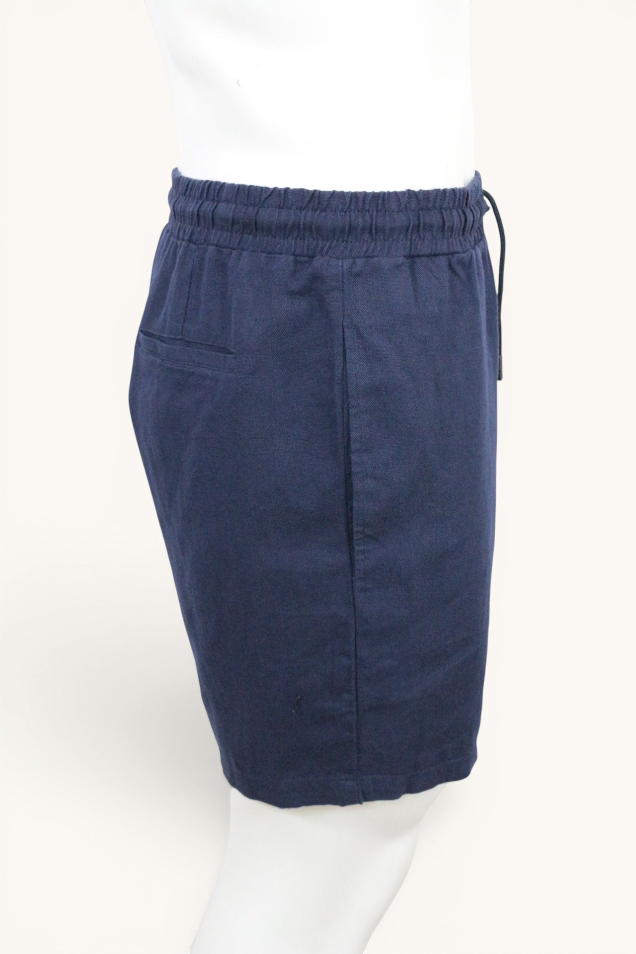 Short homme bleu marine Marcel Gabriel en mélange de lin avec taille élastiquée et cordon, vendu par Frippindealz.