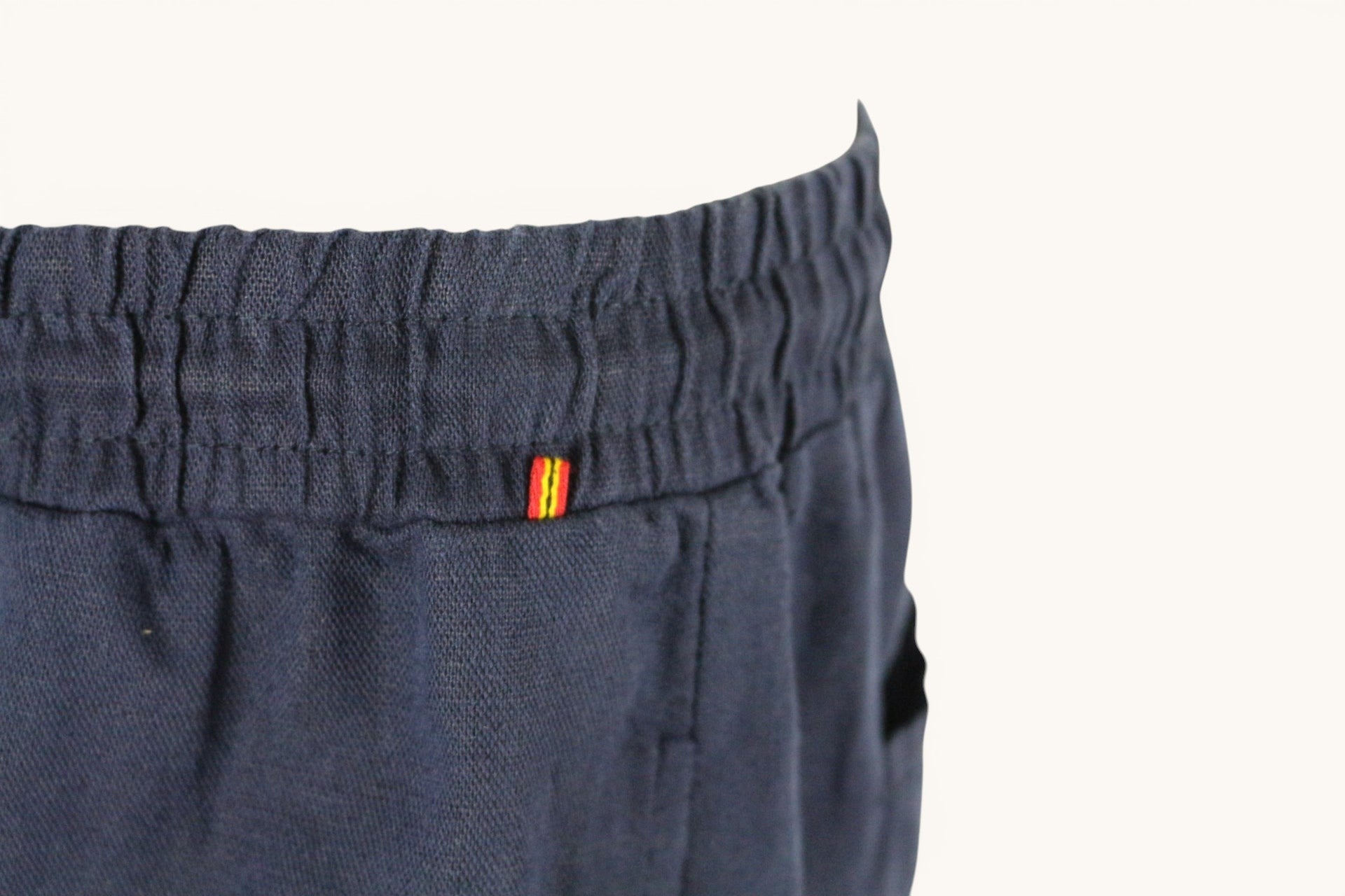Short homme bleu marine Marcel Gabriel en lin avec taille élastiquée et détail aux couleurs belges chez Frippindealz