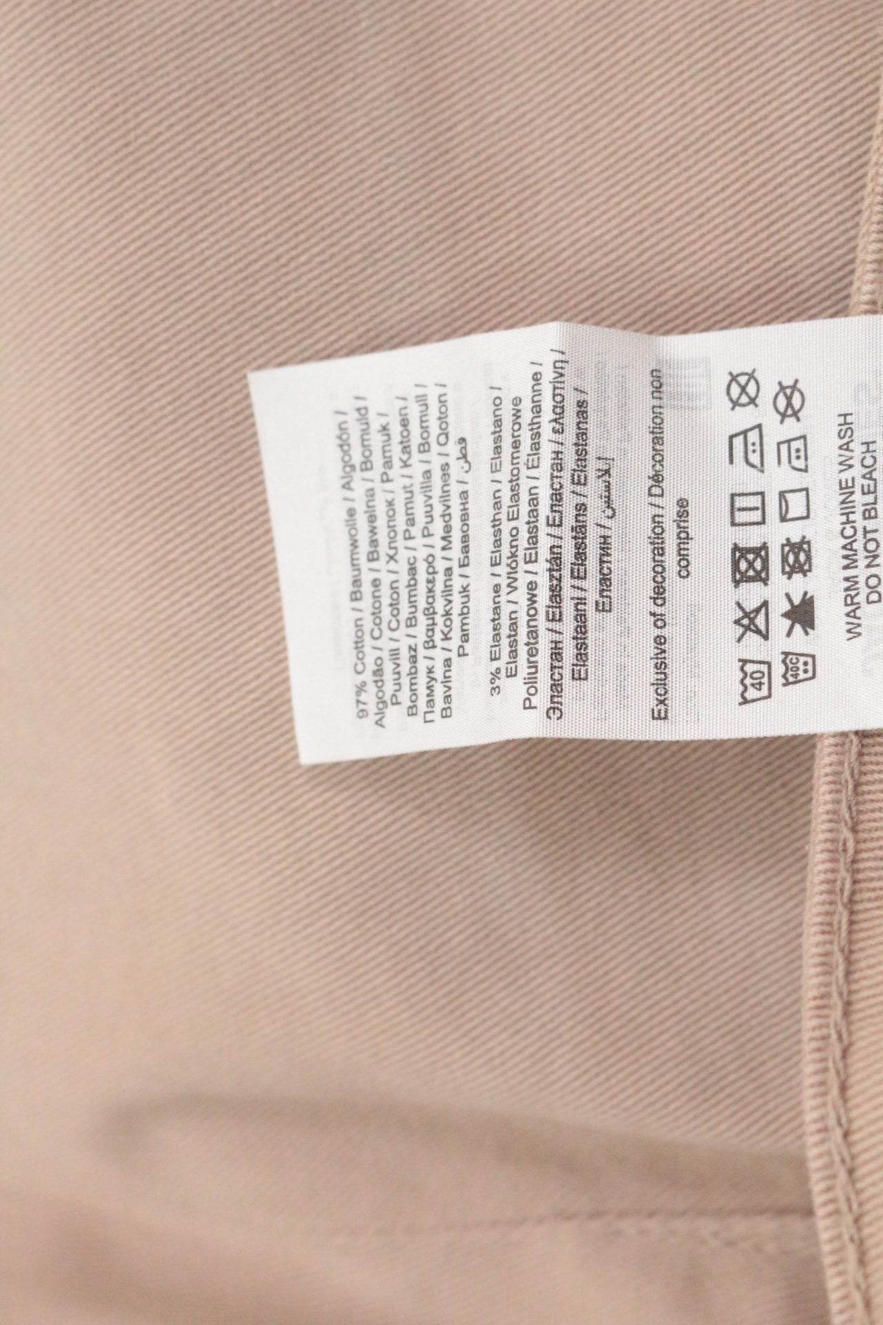 Étiquette de composition du short Frippindealz Jack & Jones en coton beige sable avec instructions d'entretien