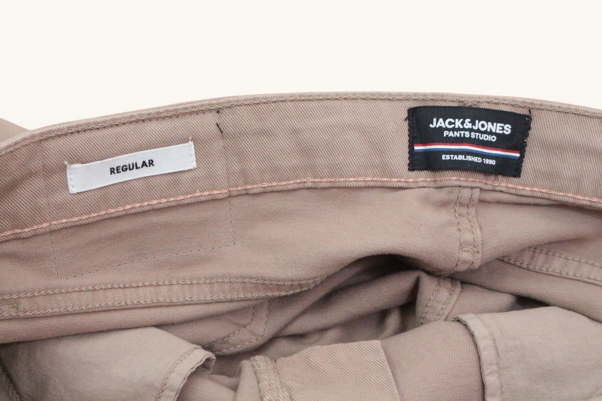 Détail de la ceinture intérieure d'un short Frippindealz Jack & Jones beige sable en coton stretch coupe Regular
