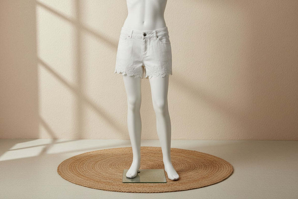 Short en jean blanc Archive Fashion avec broderies en dentelle sur le bas, présenté sur un mannequin