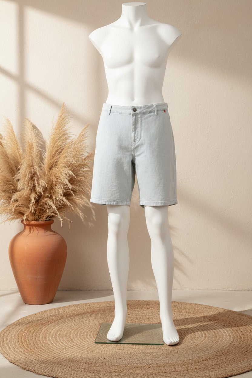 Short en jean bleu clair Marcel Bruxelles Simon Denim en coton recyclé sur mannequin, style casual estival.