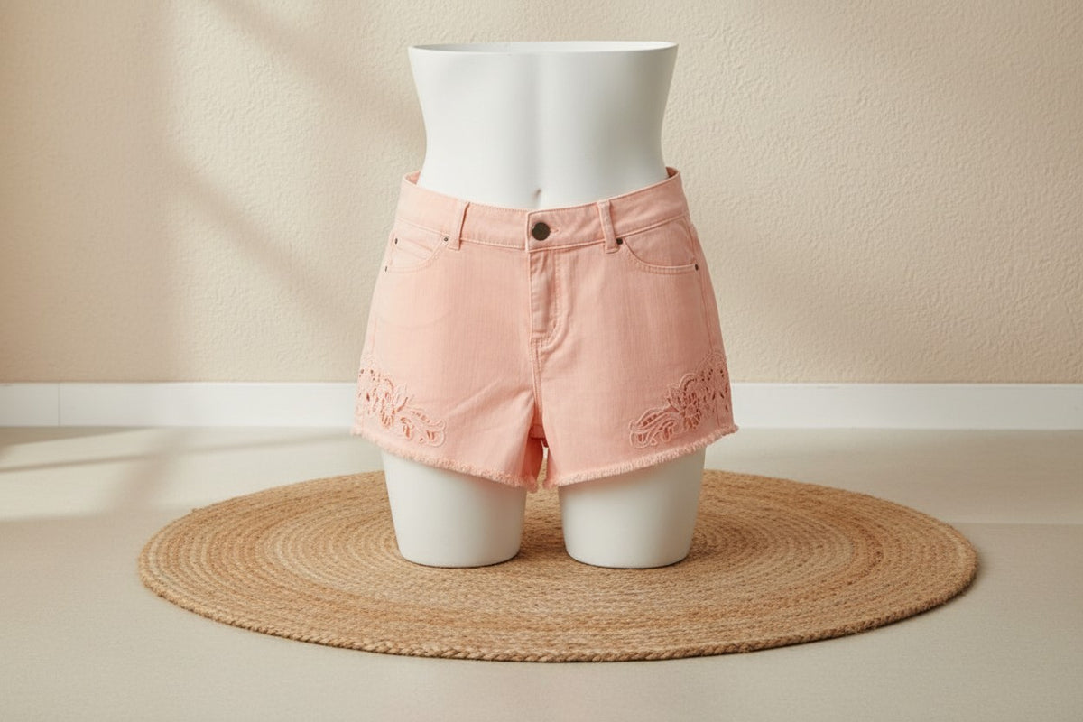 Short en jean corail Archive Fashion avec broderies en dentelle sur le bas, présenté par Frippindealz sur mannequin