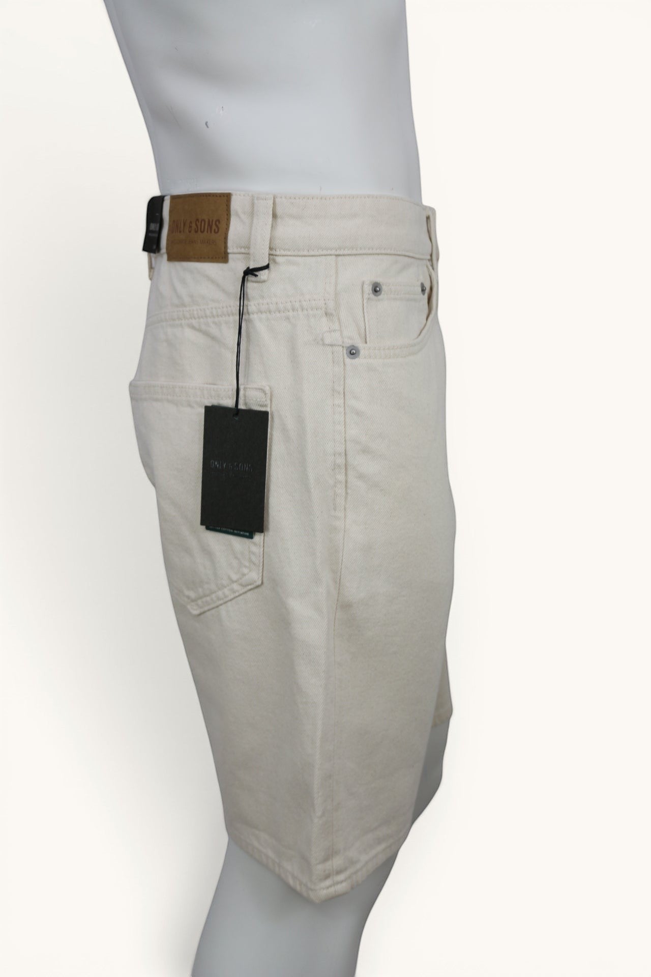 Short en jean écru Frippindealz, modèle Only & Sons ONSAVI en coton, coupe droite, neuf avec étiquette.