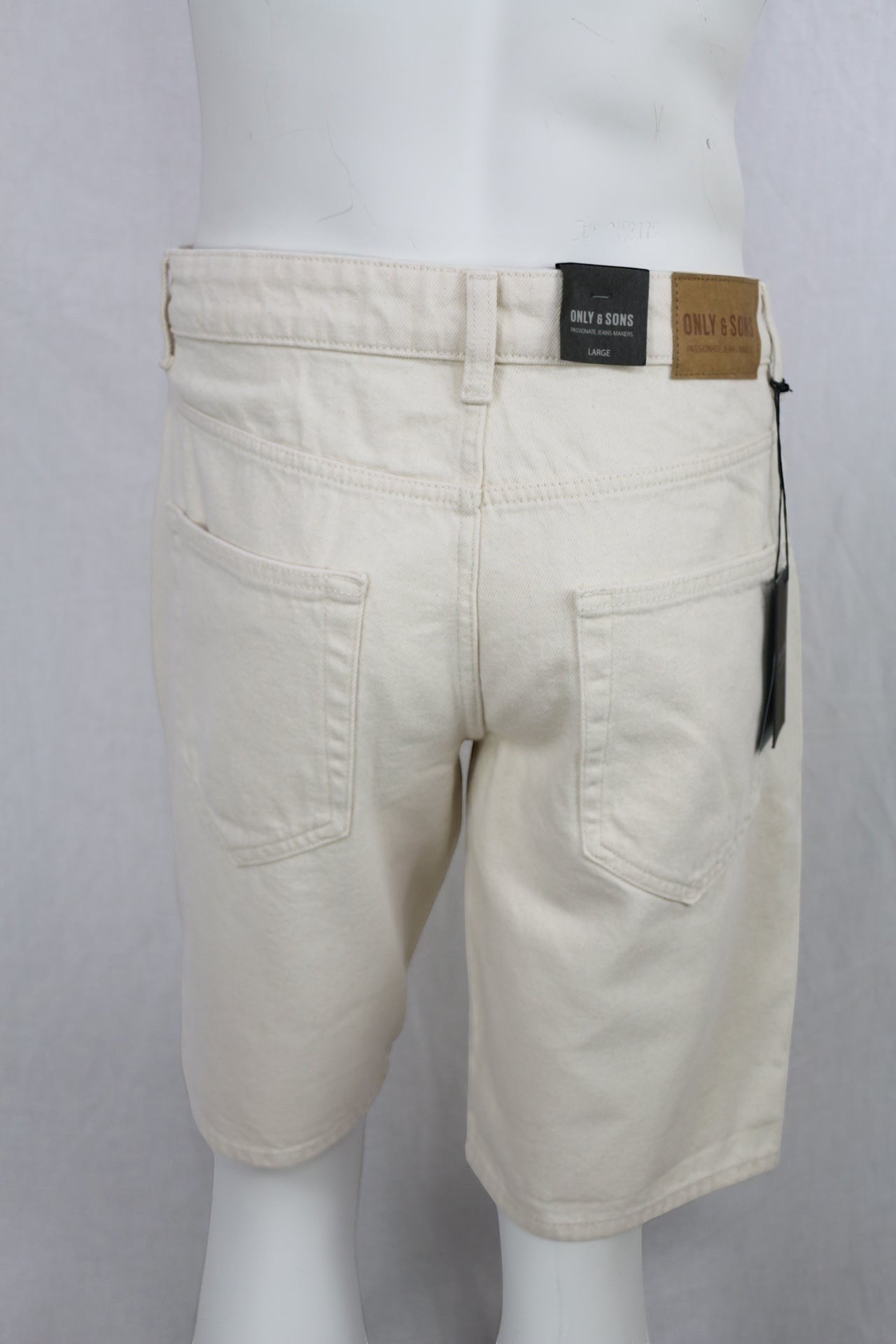 Short en jean écru Frippindealz Only & Sons ONSAVI en coton, coupe droite, neuf avec étiquette, vue arrière.