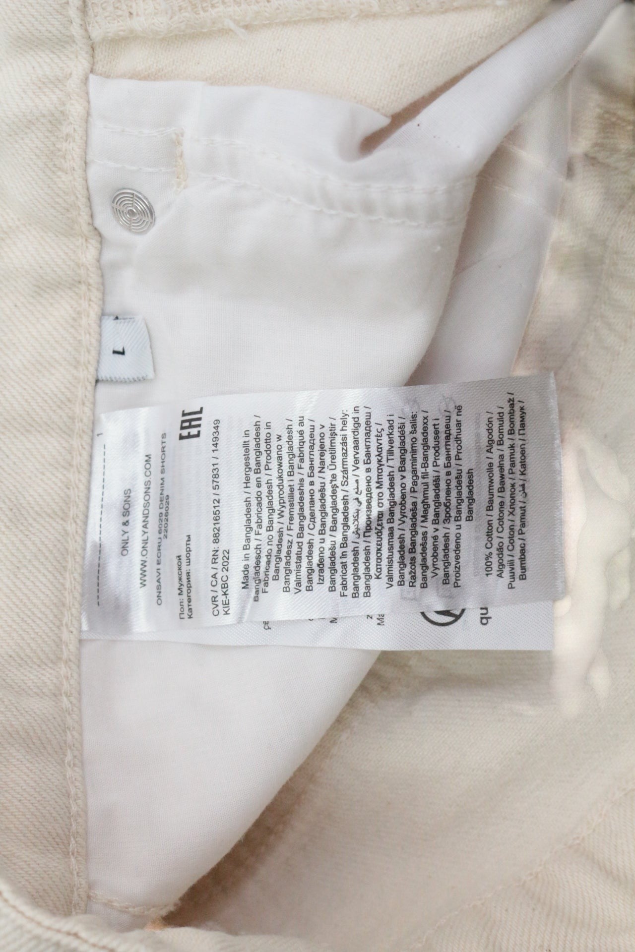 Étiquette intérieure du short en jean écru Frippindealz Only & Sons ONSAVI en 100% coton, taille L, neuf.