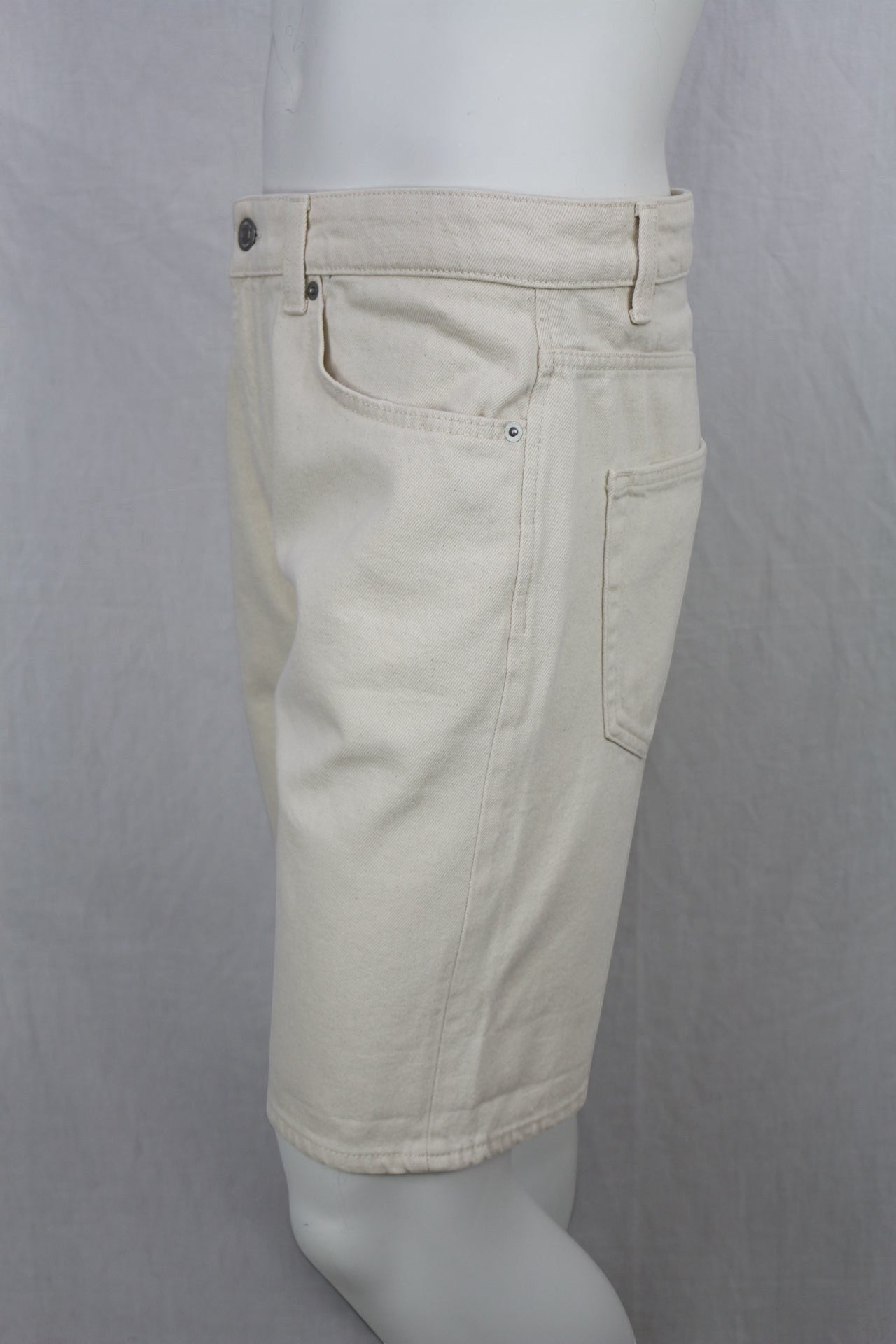 Short en jean écru Frippindealz, modèle Only & Sons ONSAVI en 100% coton, coupe droite avec 5 poches, neuf.