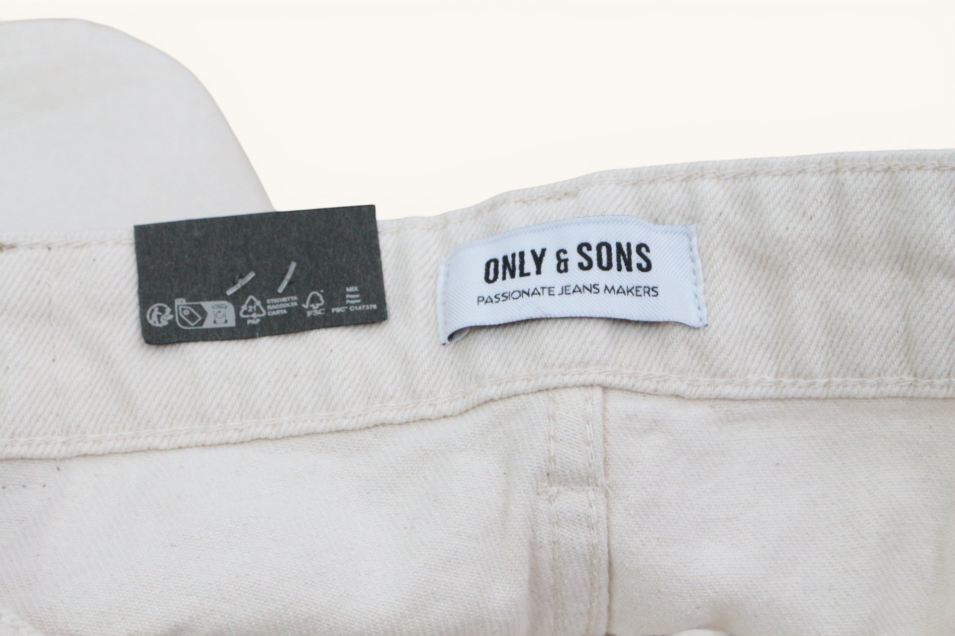 Short en jean écru 100% coton Only & Sons ONSAVI neuf avec étiquette, disponible chez Frippindealz.