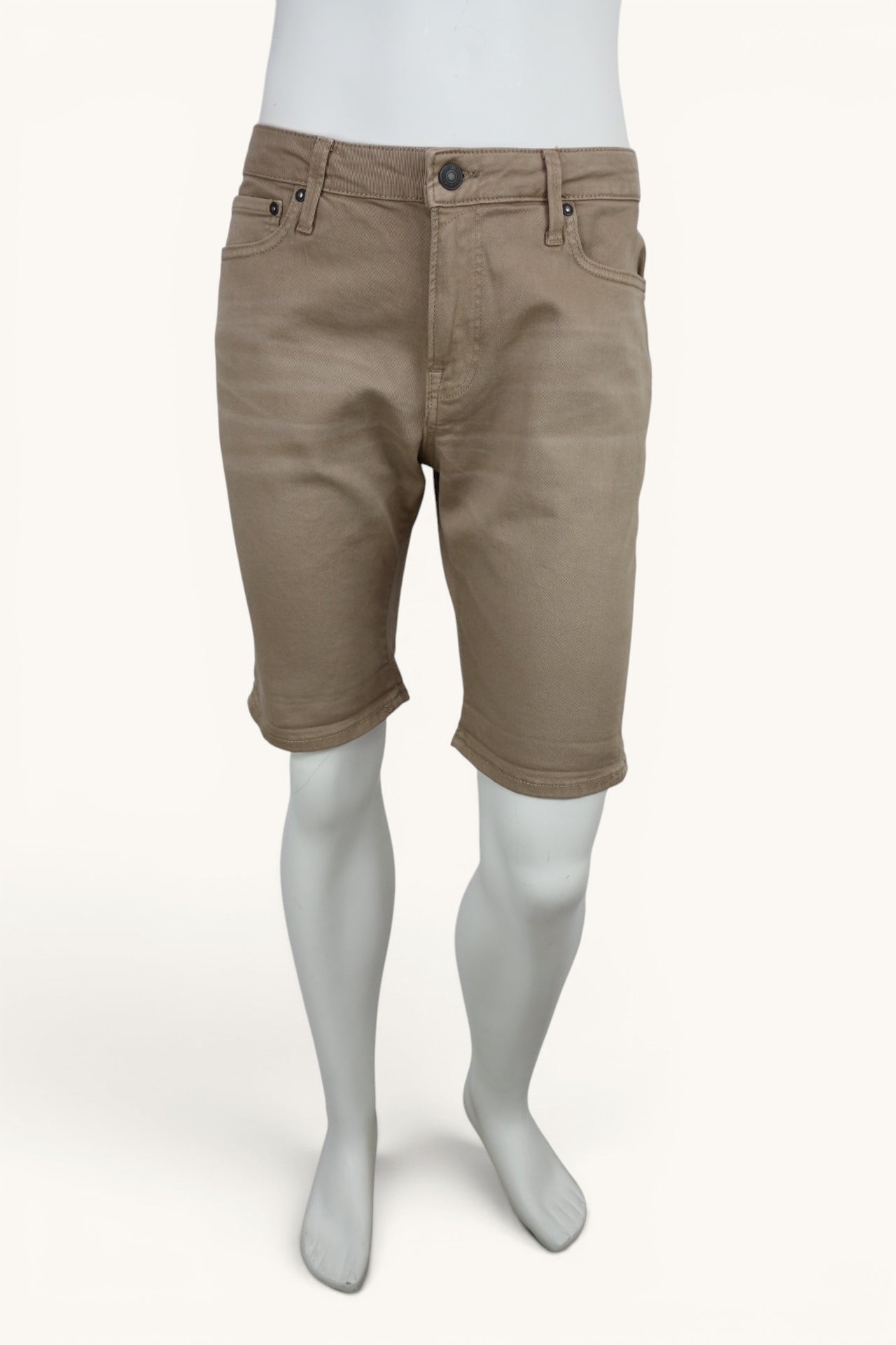 Short en jean beige sable Frippindealz, coupe regular fit, 5 poches, en coton stretch, style décontracté estival.