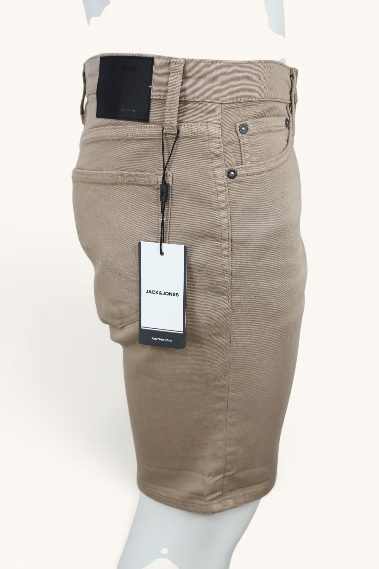 Short en jean beige sable Frippindealz Jack & Jones, coupe regular fit, 5 poches, neuf avec étiquette.