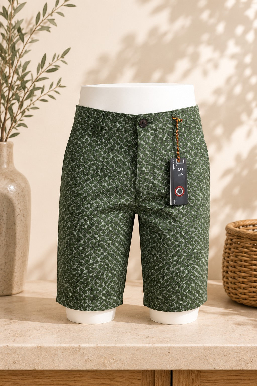 Short Frippindealz Marcel vert Seaweed Green en coton stretch avec imprimé vélos, neuf avec étiquette, taille S.