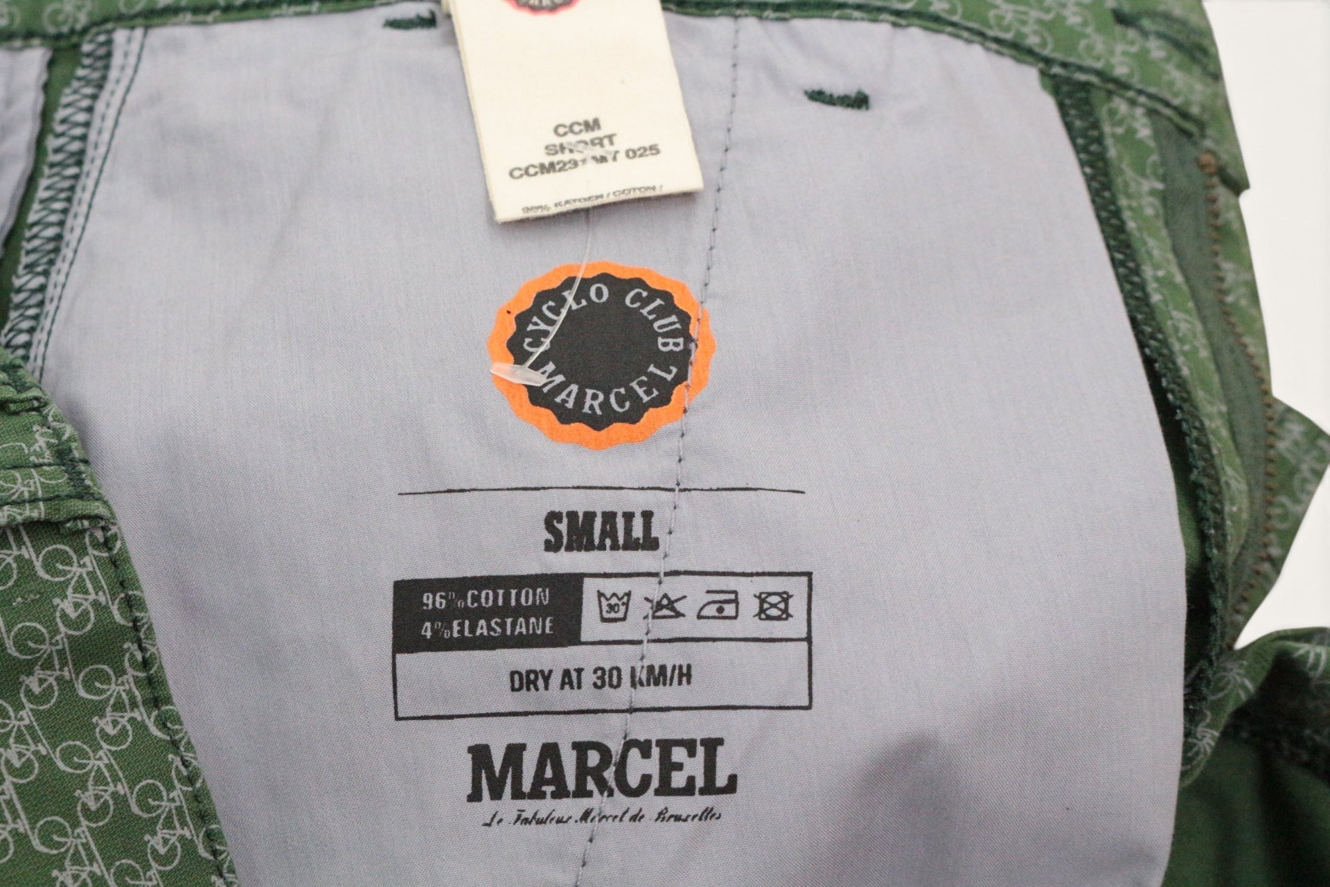 Short Frippindealz Marcel Cyclo Club vert Seaweed Green en coton stretch avec imprimé vélos, neuf avec étiquette.