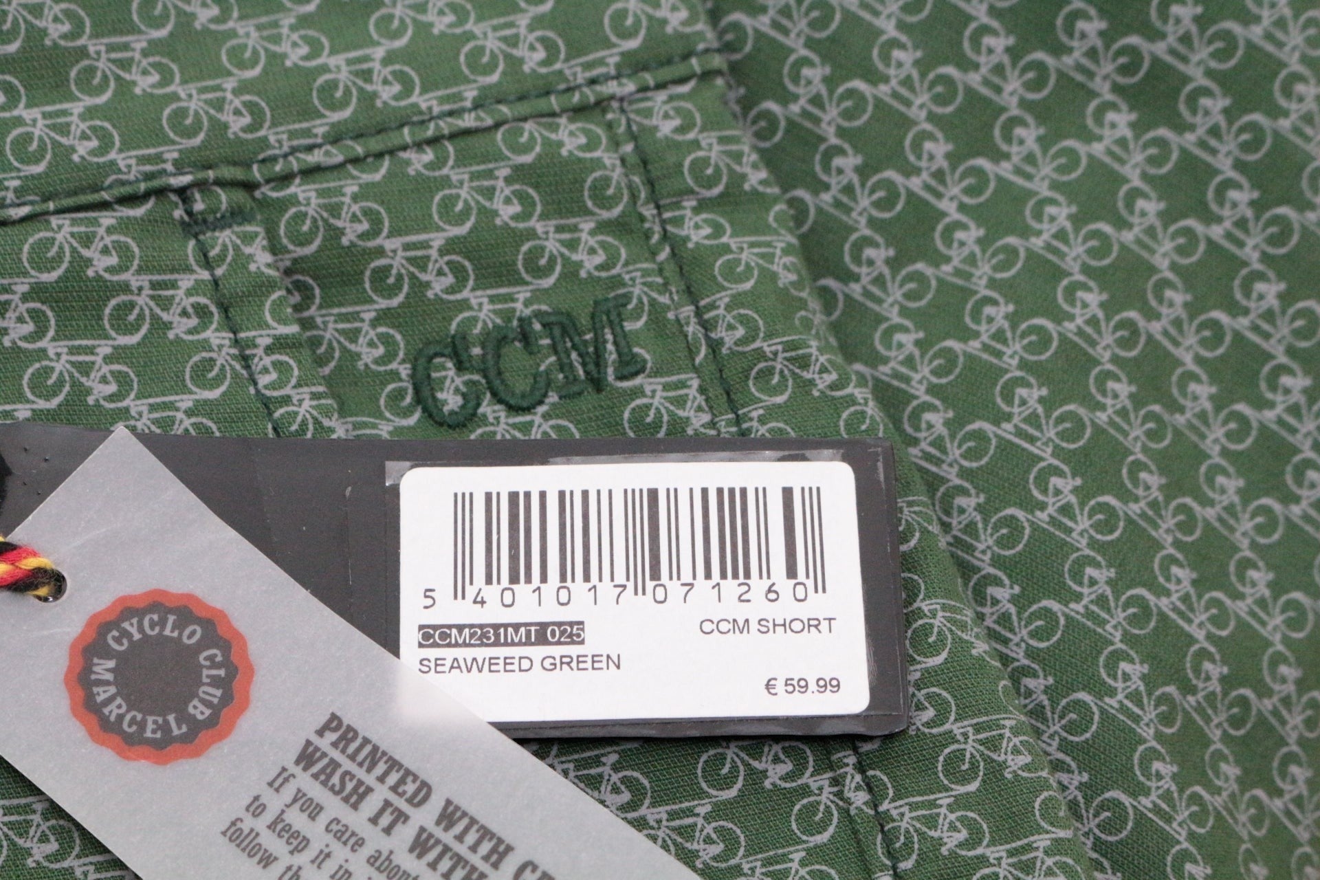 Short Frippindealz Marcel Cyclo Club vert Seaweed Green en coton stretch avec imprimé vélos et étiquette neuve