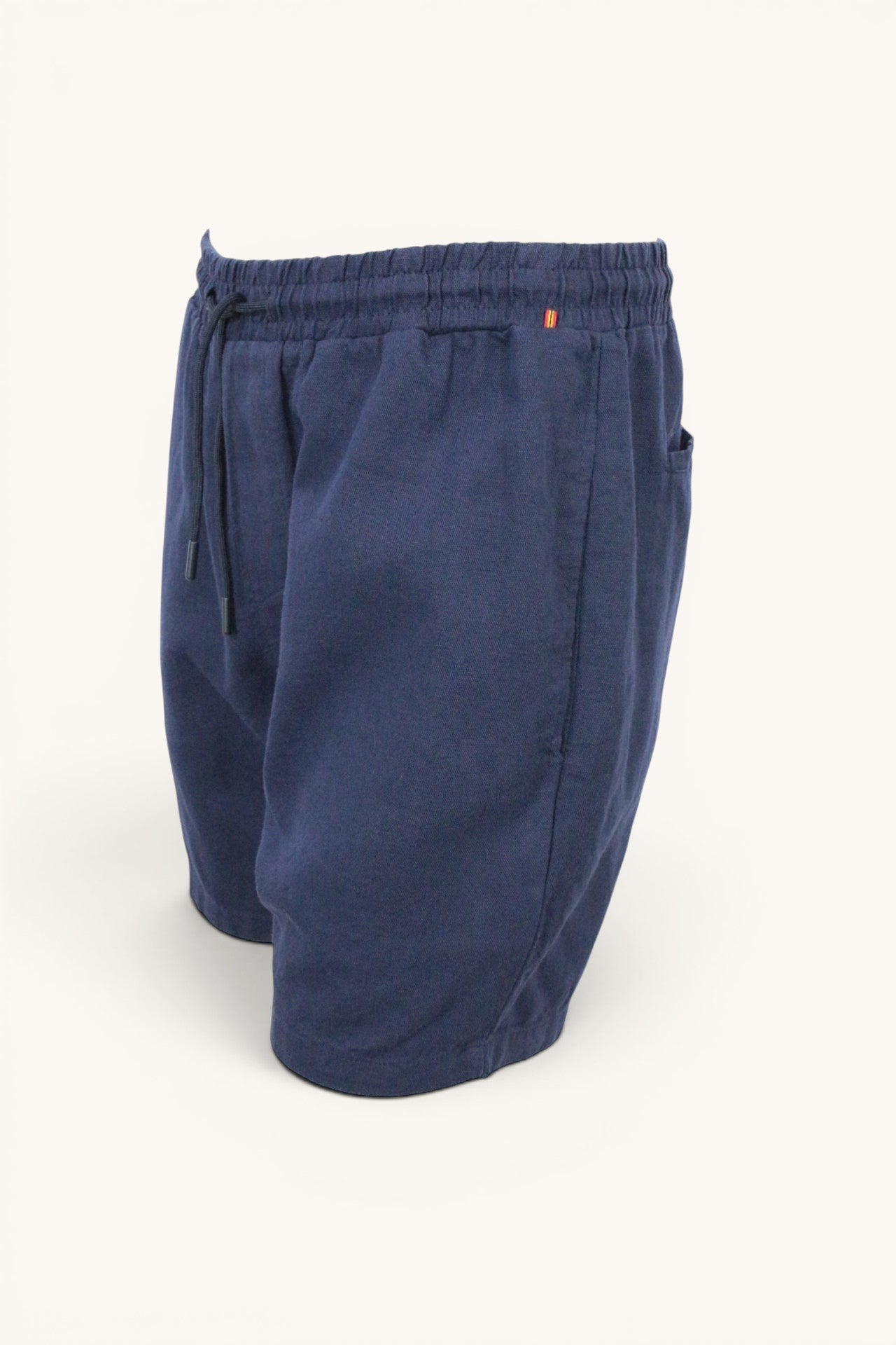 Short Marcel Gabriel bleu marine en lin avec taille élastiquée et cordon de serrage, disponible chez Frippindealz.