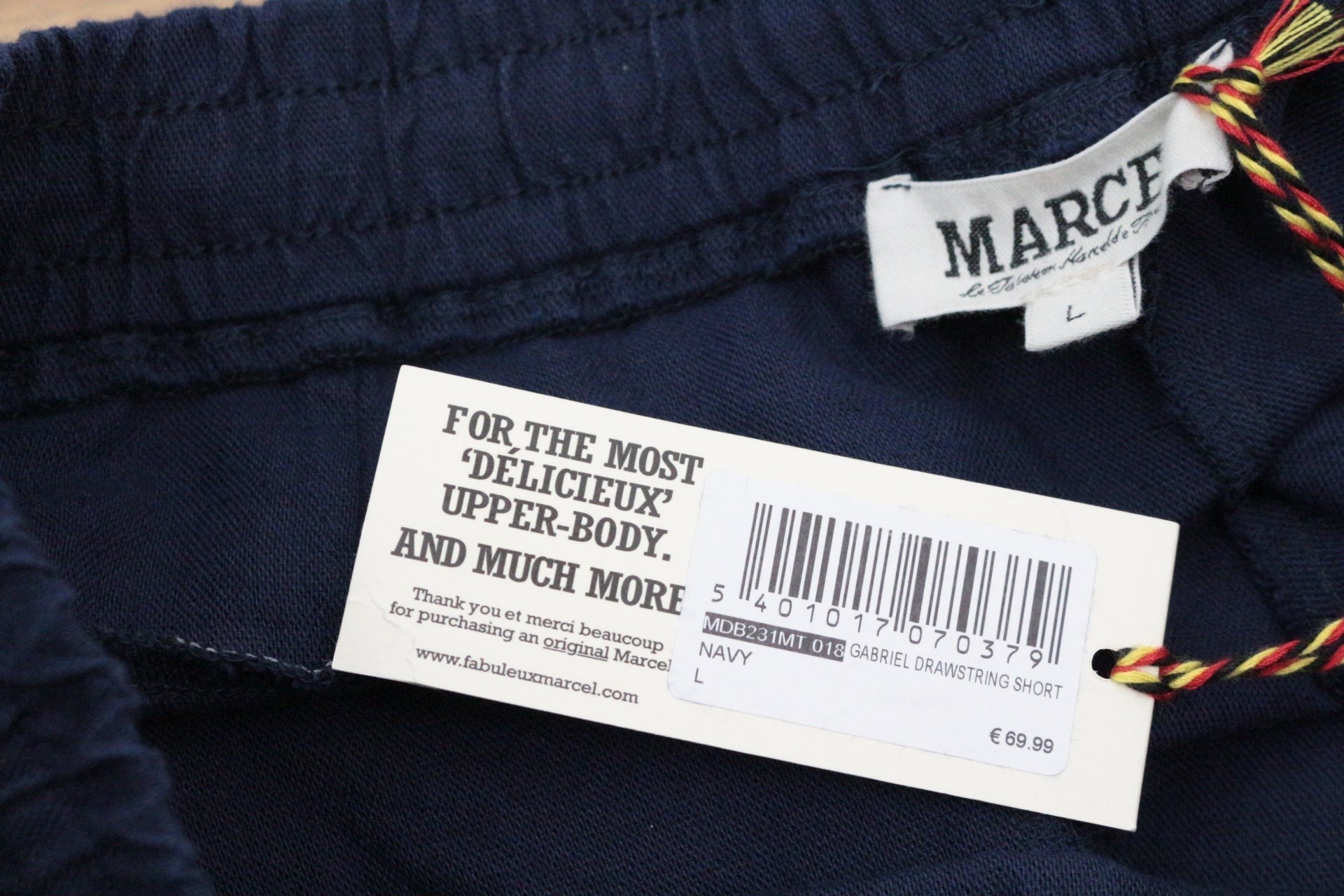 Short Marcel Gabriel bleu marine en lin avec étiquette d'origine, vendu par Frippindealz, taille L.