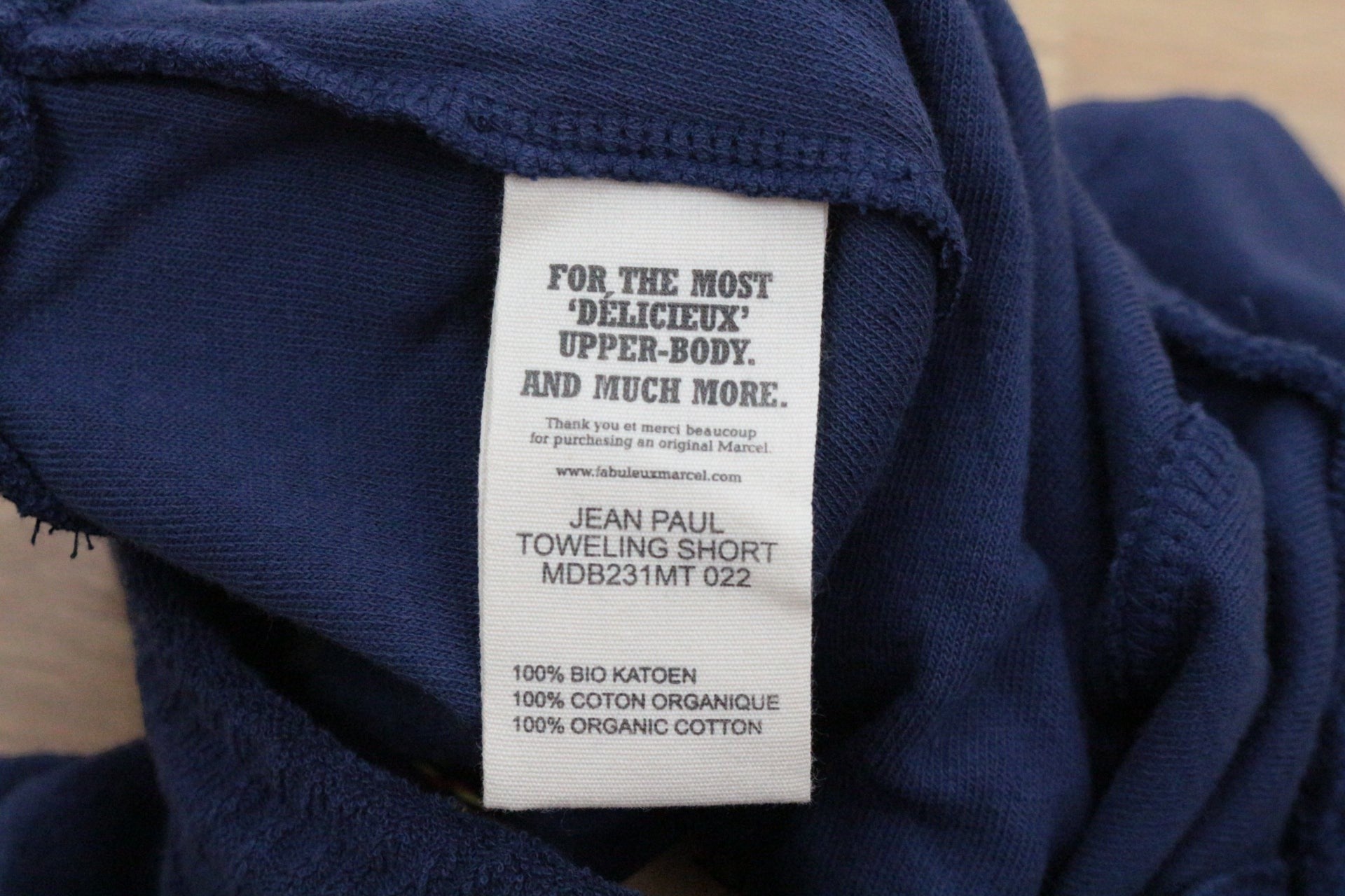 Étiquette intérieure du short Marcel Jean Paul en éponge bleu marine 100% coton bio chez Frippindealz