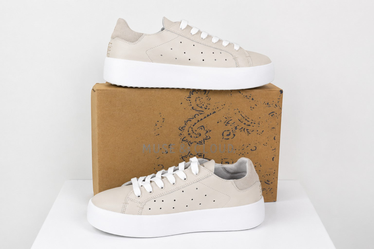 Sneakers plateforme femme Frippindealz Musse & Cloud Margot en cuir nude avec semelle blanche et perforations latérales