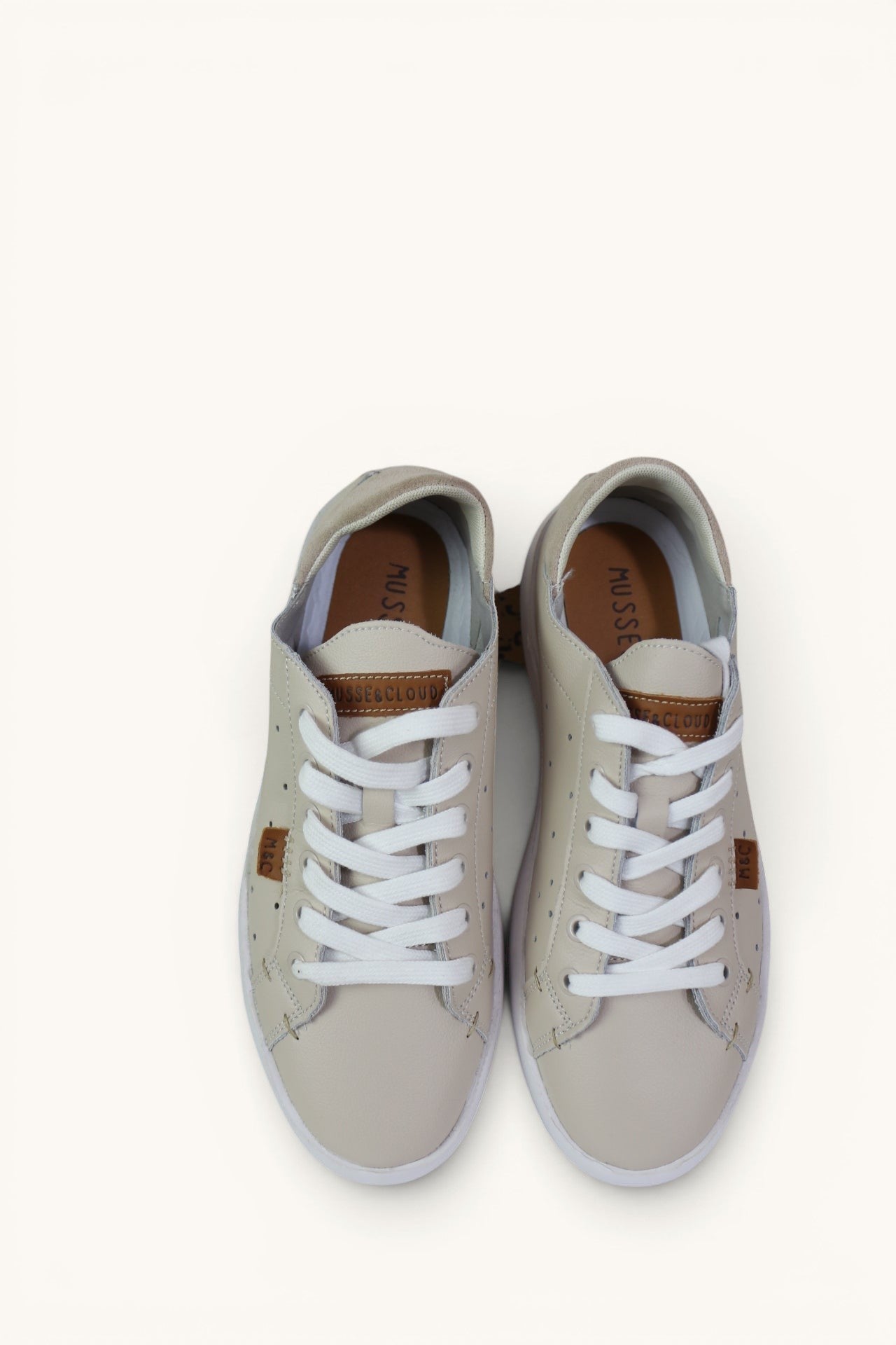 Sneakers plateforme Frippindealz Musse & Cloud Margot en cuir nude avec lacets blancs et perforations latérales