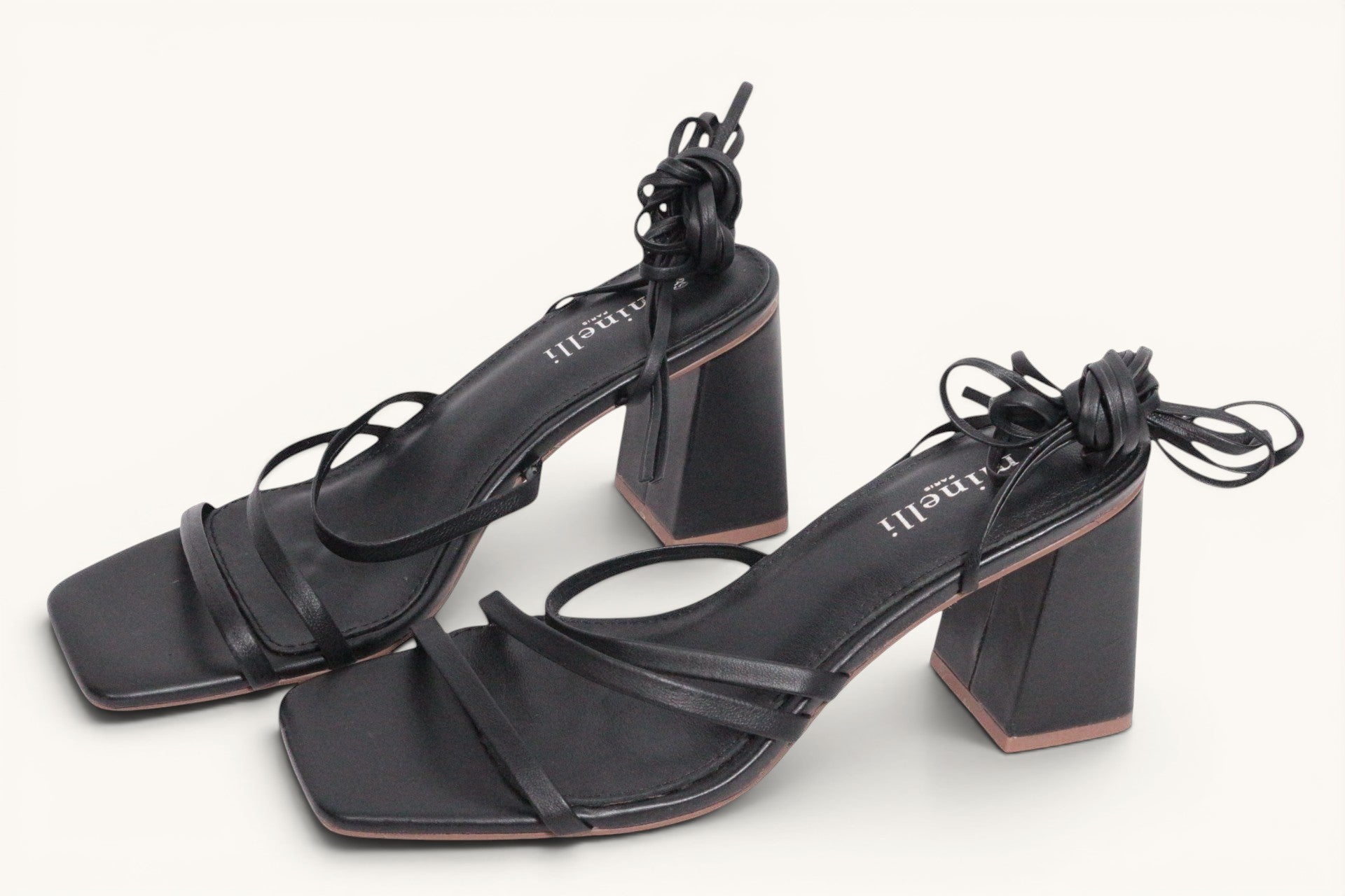 Spartiates Minelli Frippindealz en cuir noir avec talons blocs de 8 cm et lacets à nouer autour de la cheville