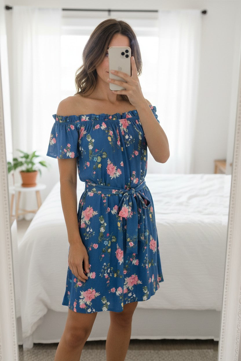 Robe mi-longue Frippindealz Springfield bleue à fleurs avec épaules dénudées et ceinture nouée portée par une femme