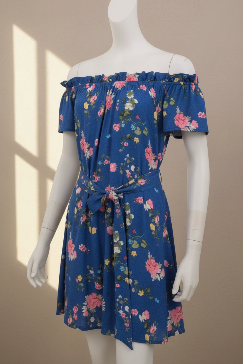Robe mi-longue Frippindealz Springfield bleue à imprimé floral, coupe évasée avec épaules dénudées et ceinture nouée.