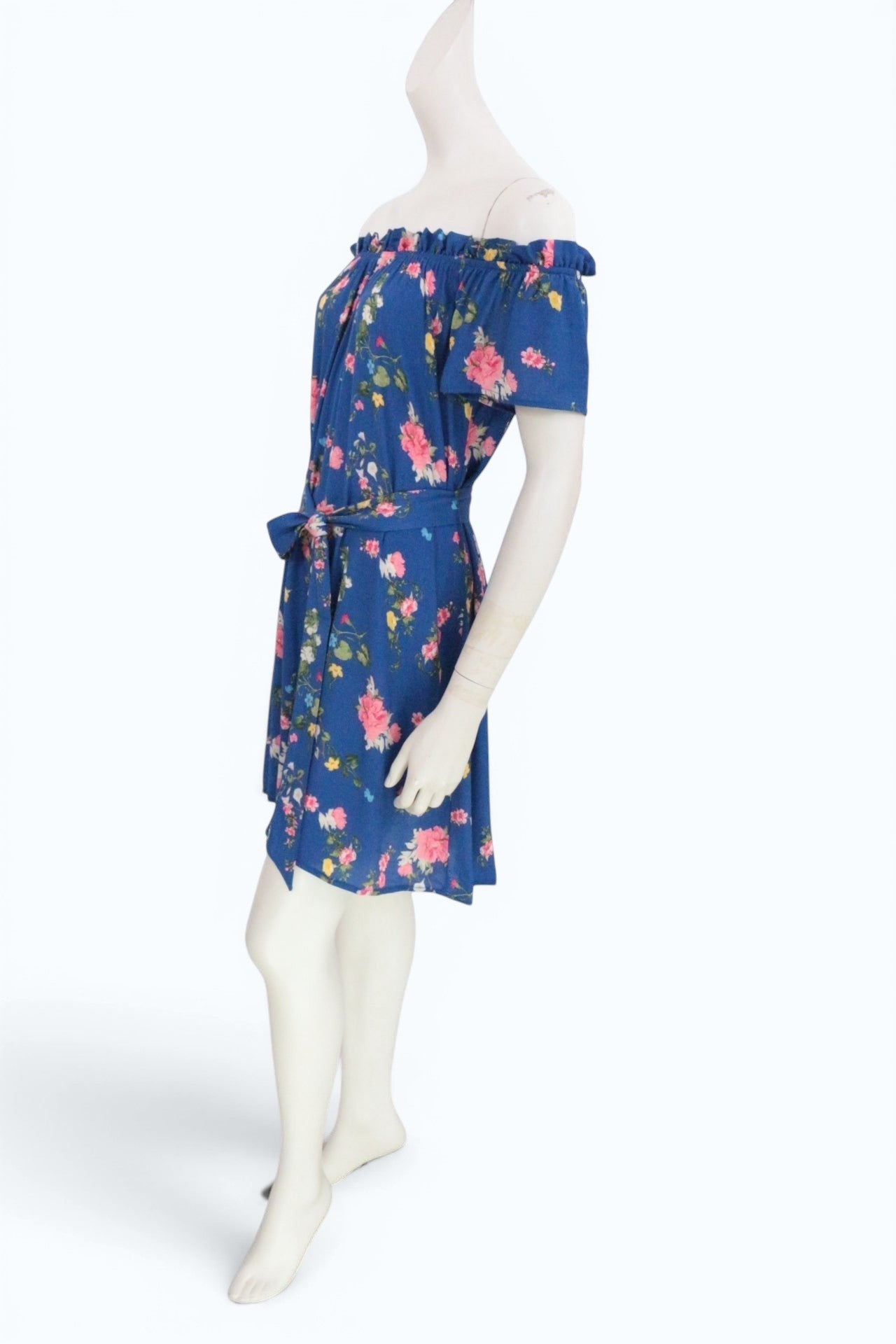 Robe mi-longue Frippindealz Springfield bleue à fleurs avec épaules dénudées et ceinture à nouer, vue de profil.