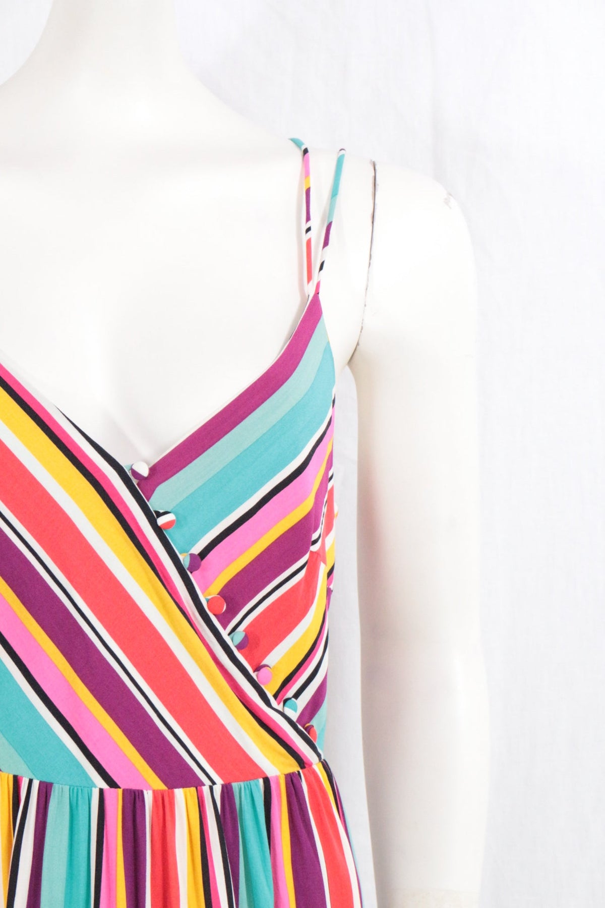 Robe longue Frippindealz Springfield à rayures multicolores, coupe portefeuille avec boutons, en viscose légère.