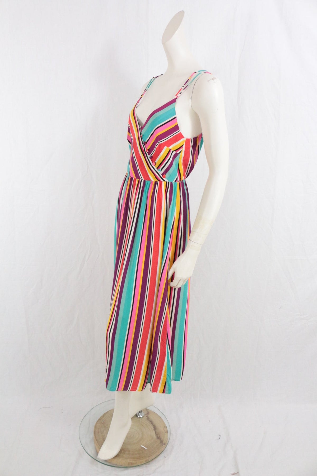 Robe longue Frippindealz Springfield à rayures multicolores en viscose avec décolleté croisé sur mannequin
