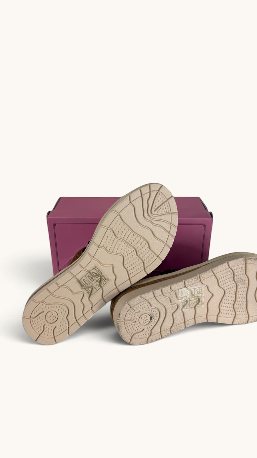Semelles crantées beiges des sandales Frippindealz Stephan marron camel avec détails texturés et logo de taille 38