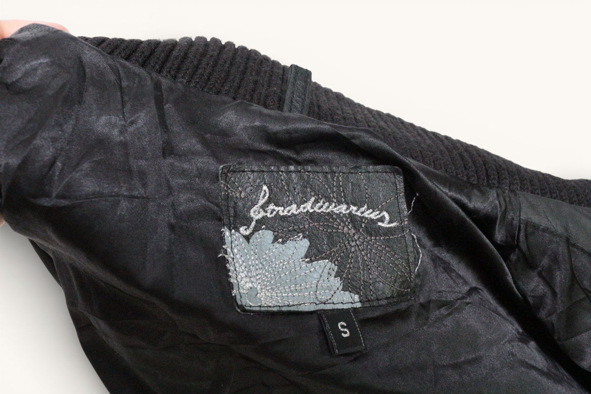 Étiquette intérieure de blouson en cuir noir Stradivarius taille S vendue par Frippindealz