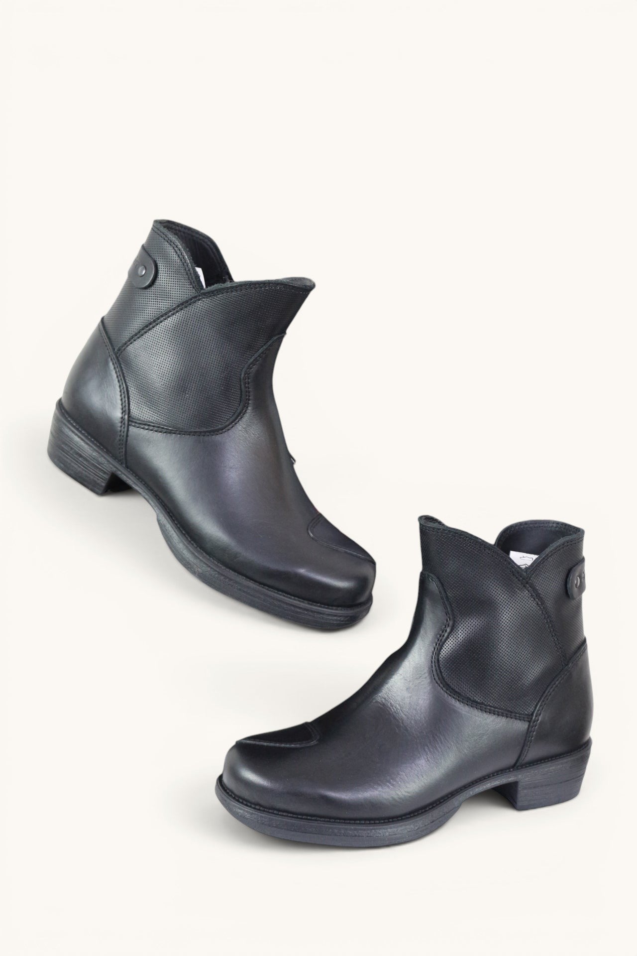 Bottines moto femme Frippindealz Stylmartin noires en cuir avec membrane imperméable Antex et talon bas confortable