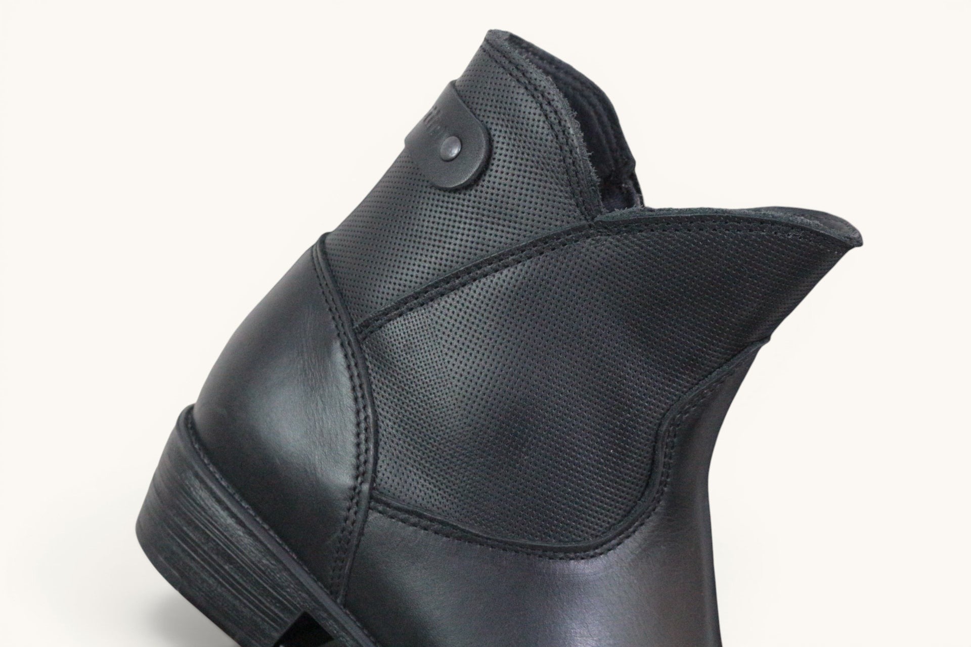 Bottines moto femme noires Frippindealz Stylmartin en cuir avec membrane imperméable et panneaux élastiques latéraux