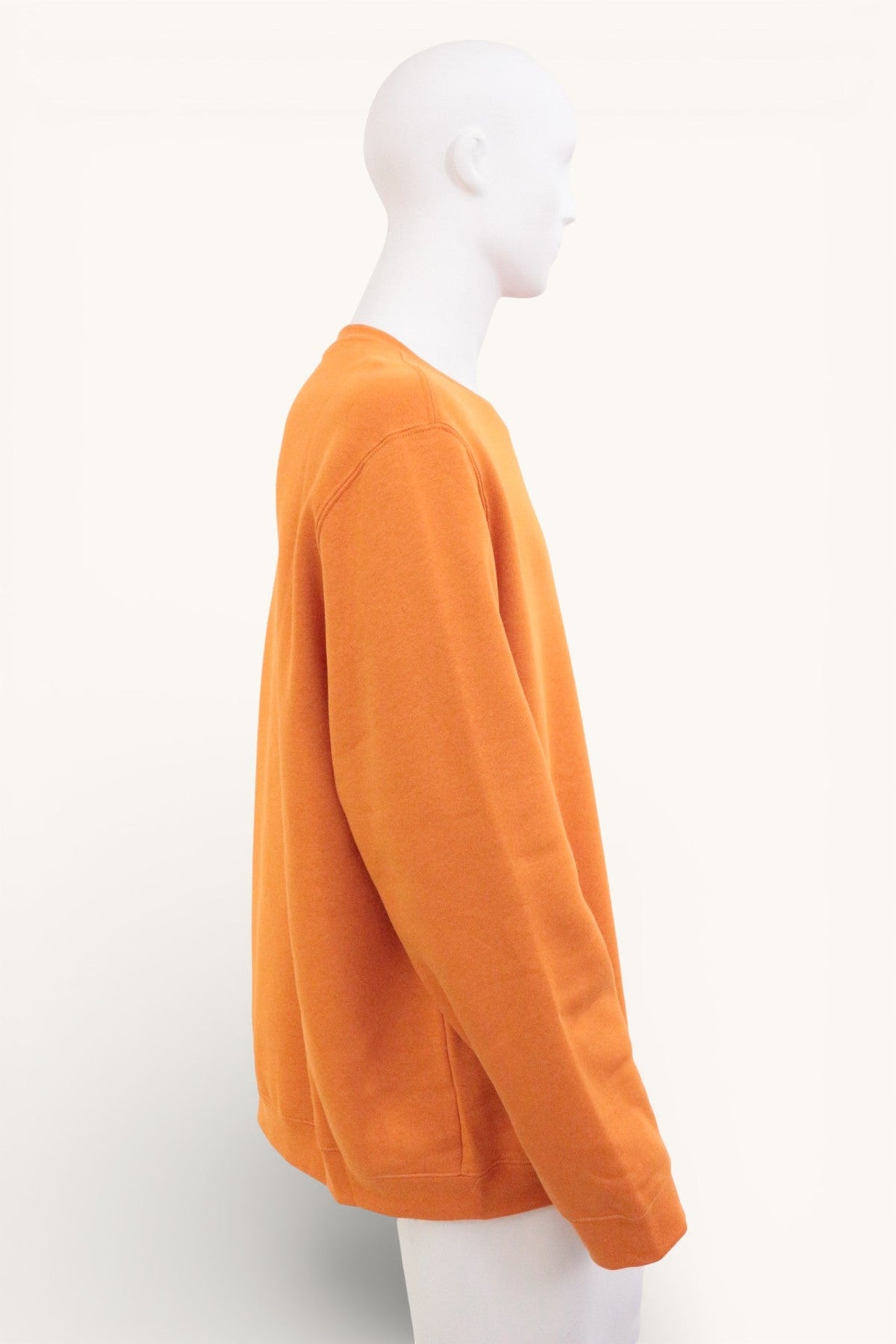 Sweat-shirt Converse orange en coton et polyester porté par un mannequin, vue de profil