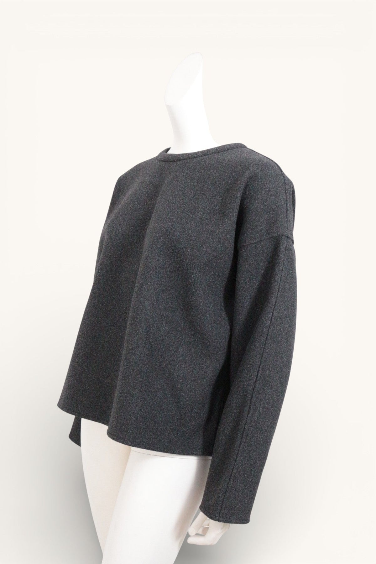 Sweat-shirt gris Oysho en polyester à coupe décontractée porté sur un mannequin, marque Frippindealz