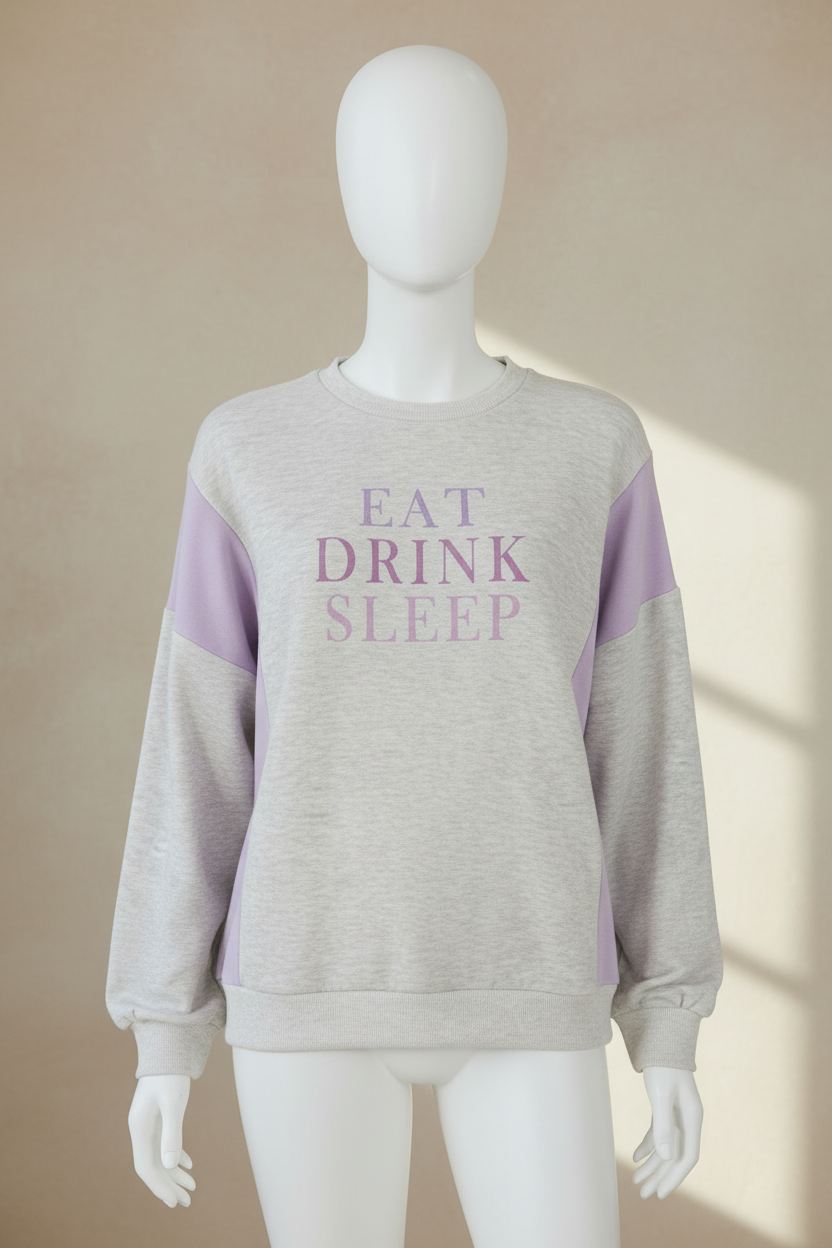 Sweat-shirt Frippindealz gris et rose avec inscription Eat Drink Sleep sur mannequin