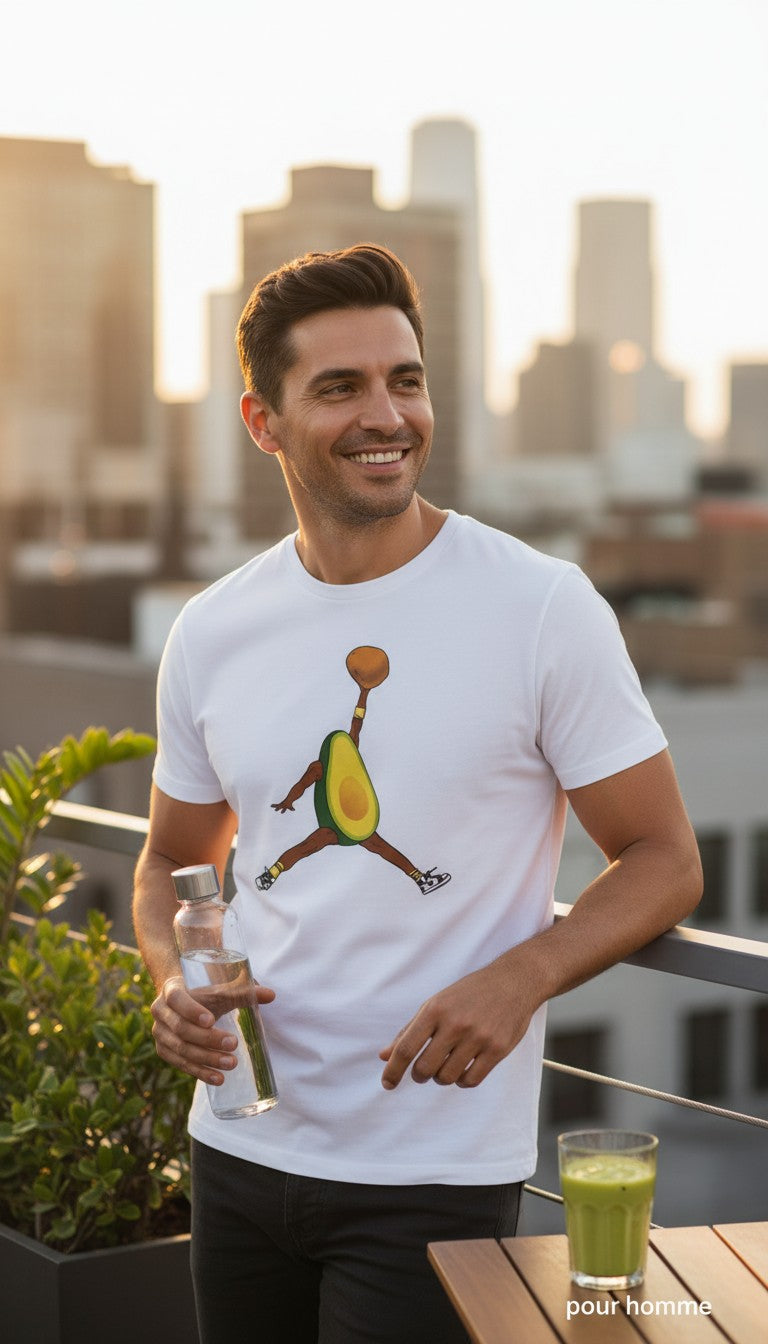 Homme souriant portant un t-shirt blanc Frippindealz avec une illustration humoristique d'avocat style Jordan