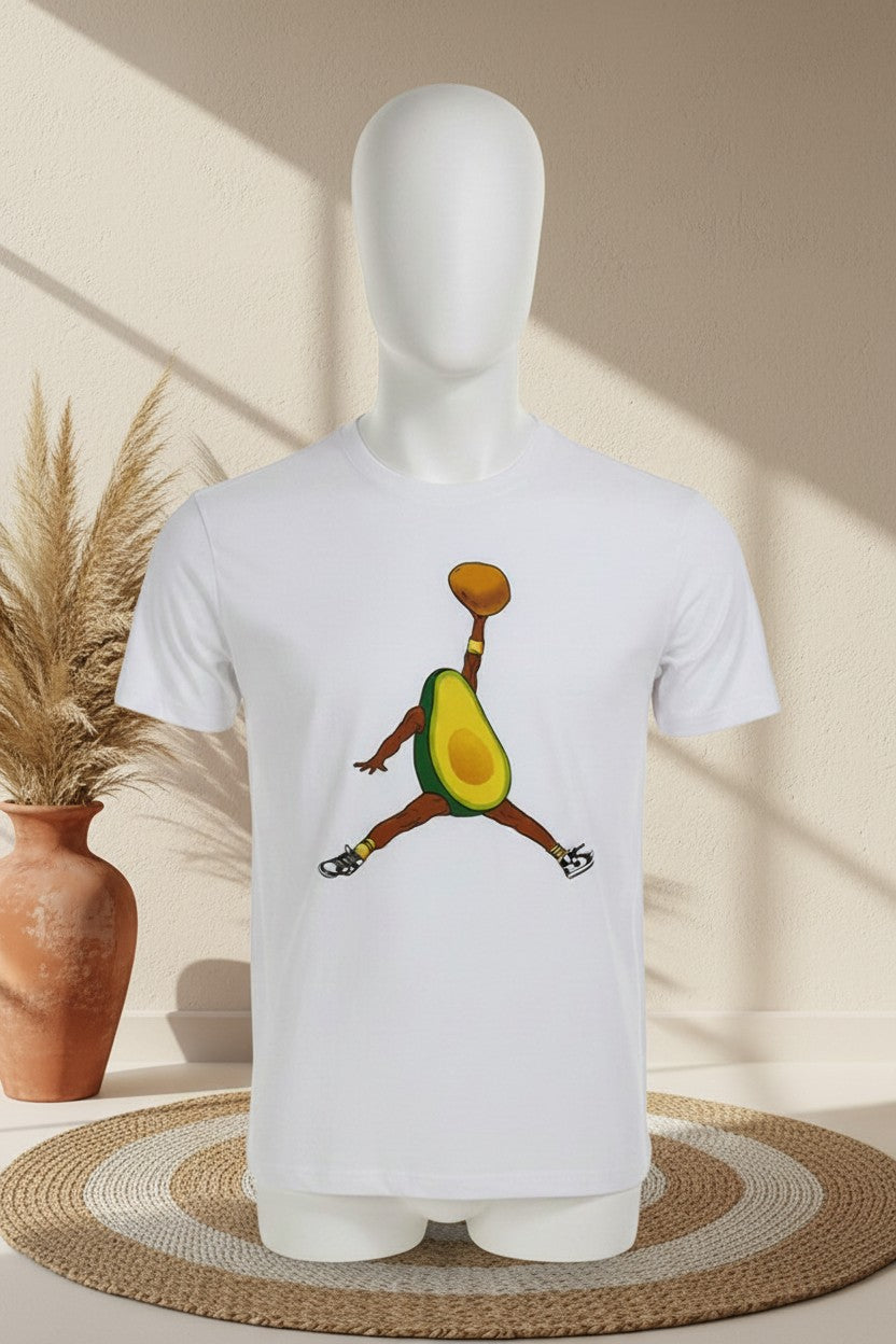 T-shirt blanc en coton Frippindealz avec illustration humoristique d'un avocat style Jordan Jumpman sur mannequin