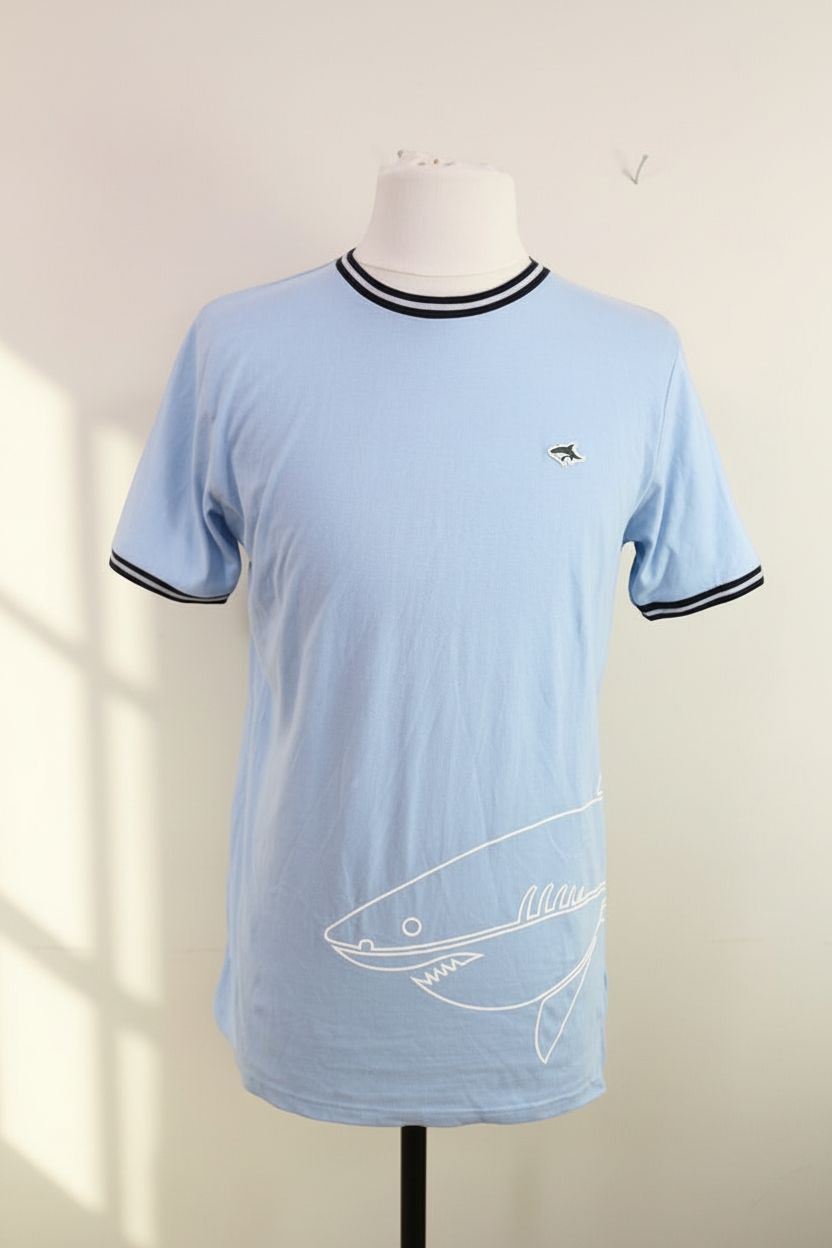 T-shirt bleu clair Frippindealz Le Shark avec motif requin blanc, col rond contrasté et logo brodé sur la poitrine