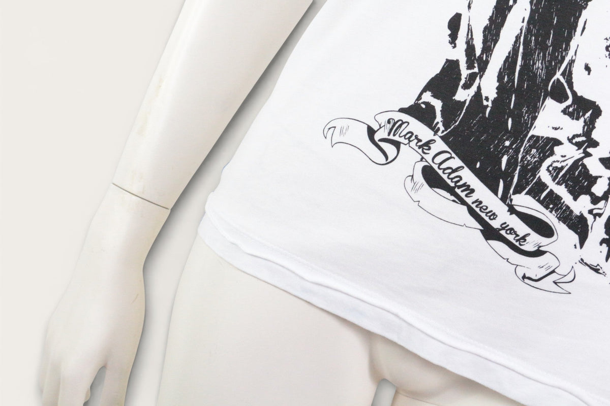 T-shirt en coton blanc Frippindealz avec imprimé graphique noir Mark Adam New York sur mannequin