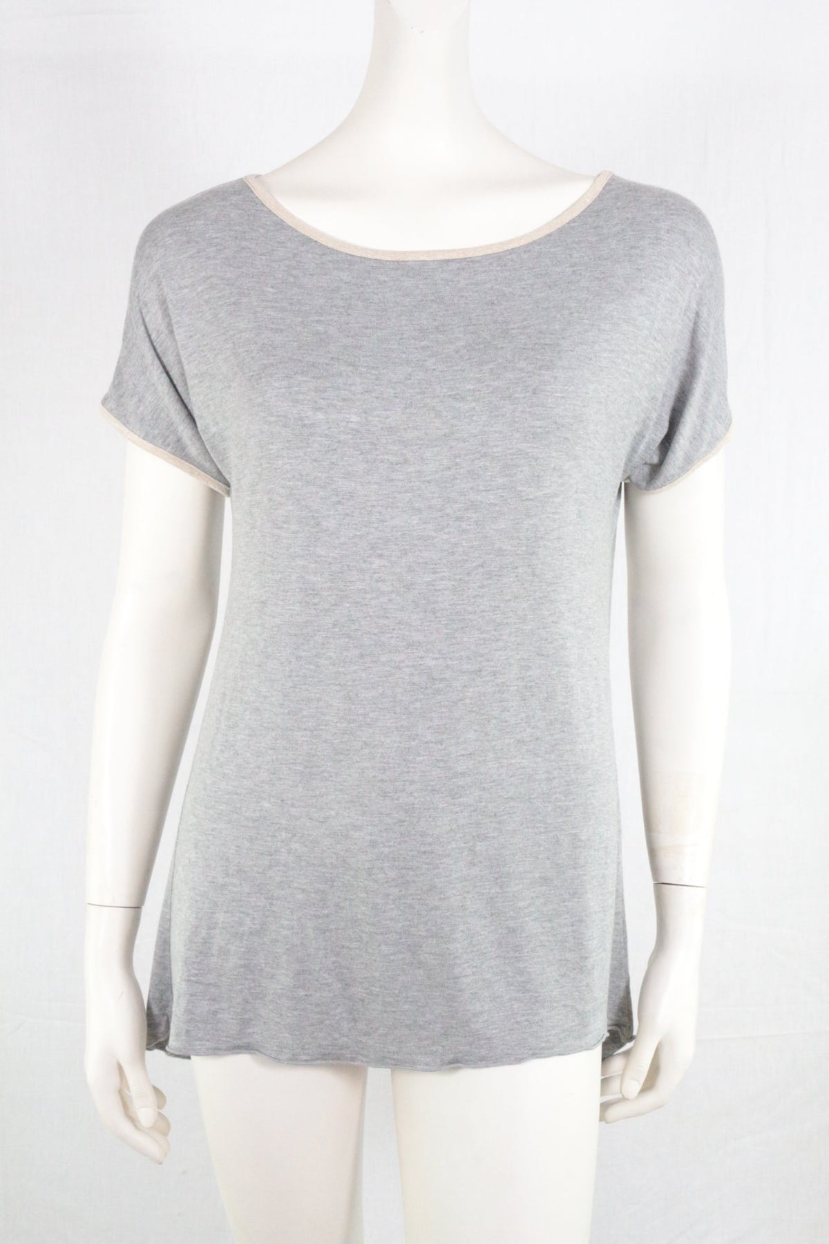 T-shirt Rick Cardona gris en viscose fluide avec col contrastant, présenté sur un mannequin, style casual chic.
