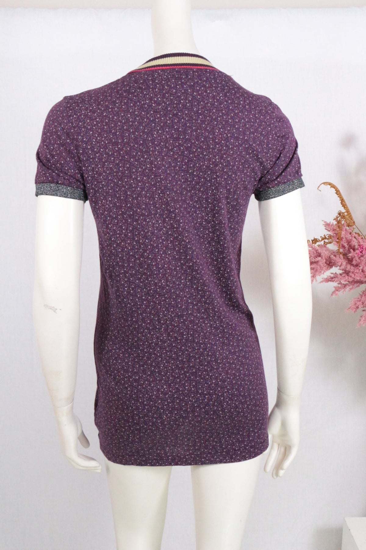 T-shirt Frippindealz Le Coq Sportif violet à motifs discrets, coupe cintrée avec col et bords de manches contrastés