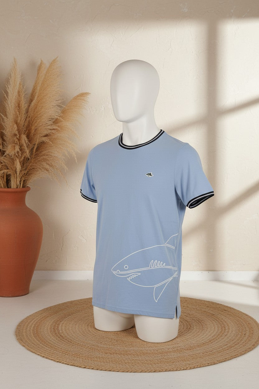 T-shirt bleu clair Frippindealz Le Shark avec motif requin blanc, col rond contrasté et logo brodé sur la poitrine