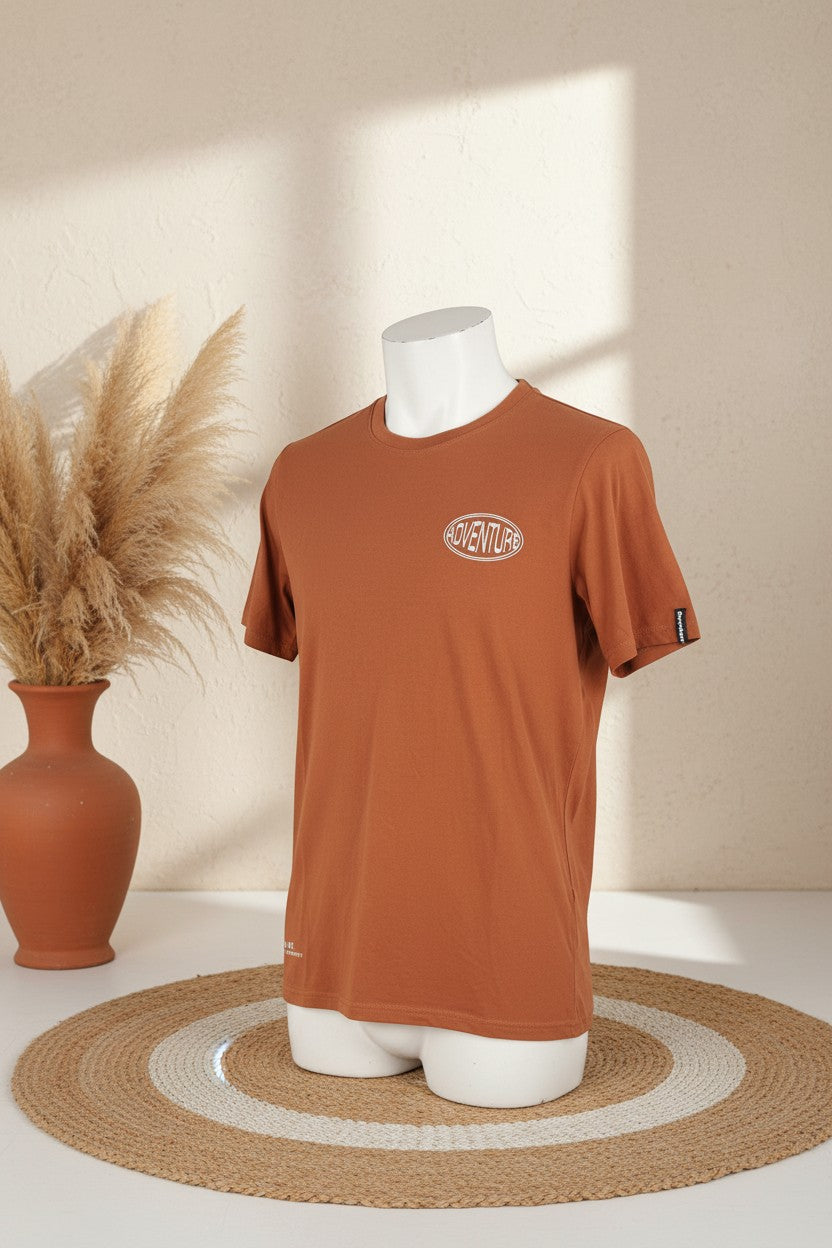 T-shirt marron Frippindealz Threadbare avec imprimé Adventure sur la poitrine et col rond sur mannequin