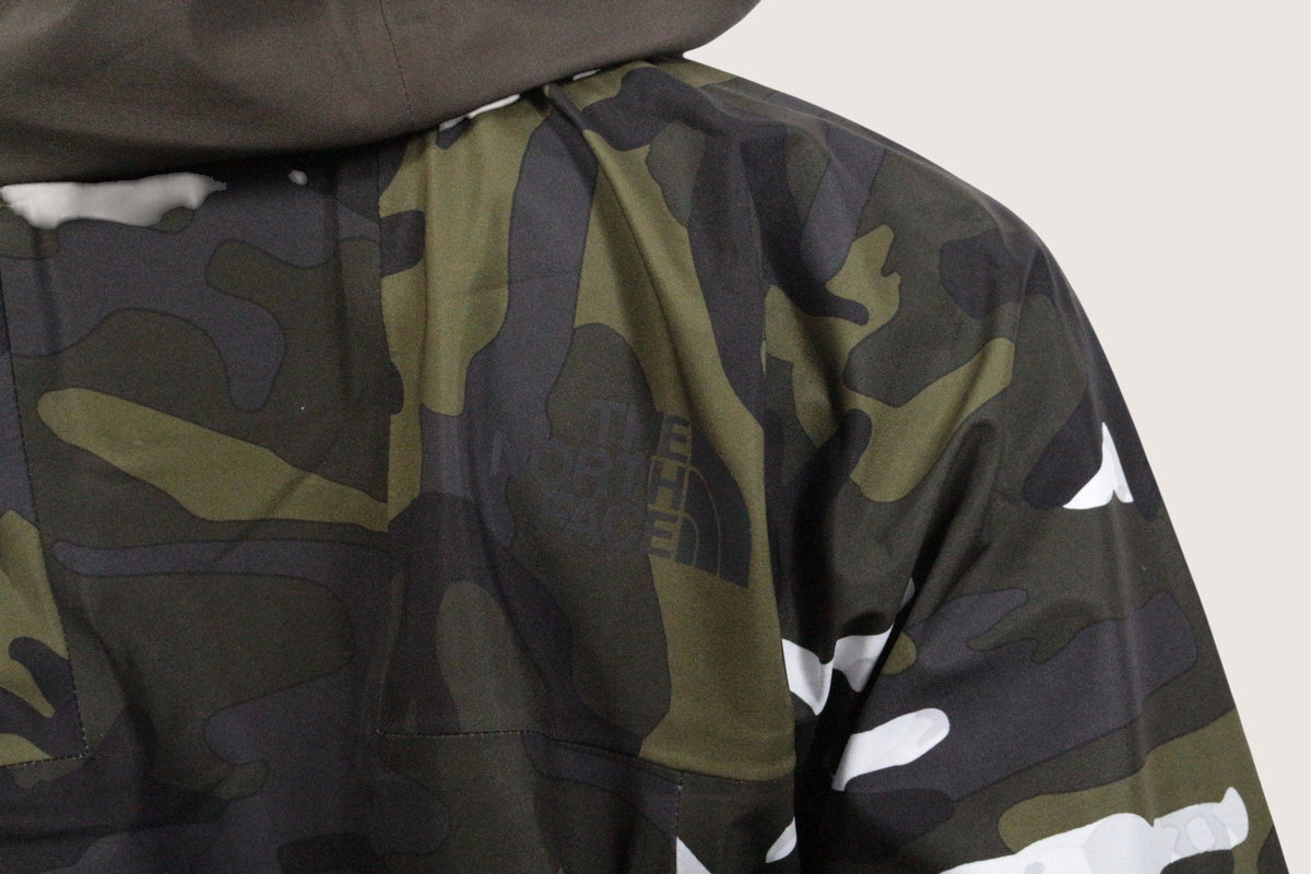 Veste Frippindealz The North Face à motif camouflage kaki, blanc et noir avec logo ton sur ton sur l'épaule
