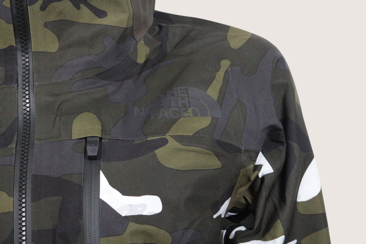 Veste Frippindealz The North Face à motif camouflage kaki, blanc et noir avec fermeture éclair noire et logo ton sur ton