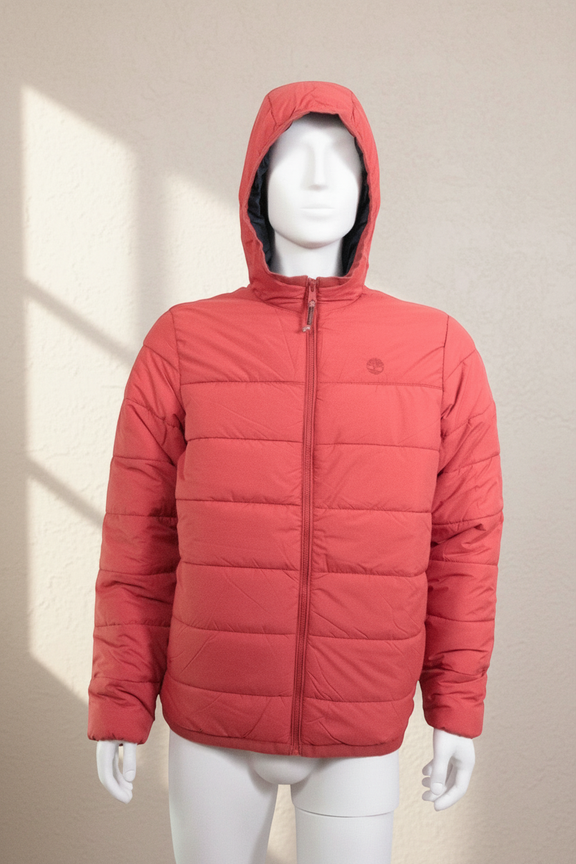 Doudoune rouge à capuche Frippindealz Timberland, isolante et légère, présentée sur un mannequin