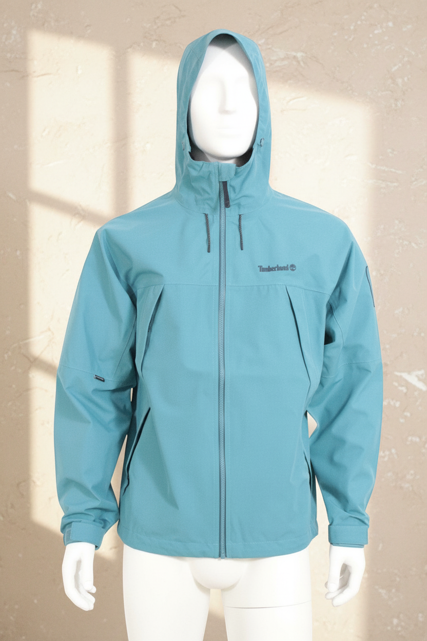 Veste imperméable Frippindealz Timberland bleu clair avec capuche et fermeture zippée sur mannequin
