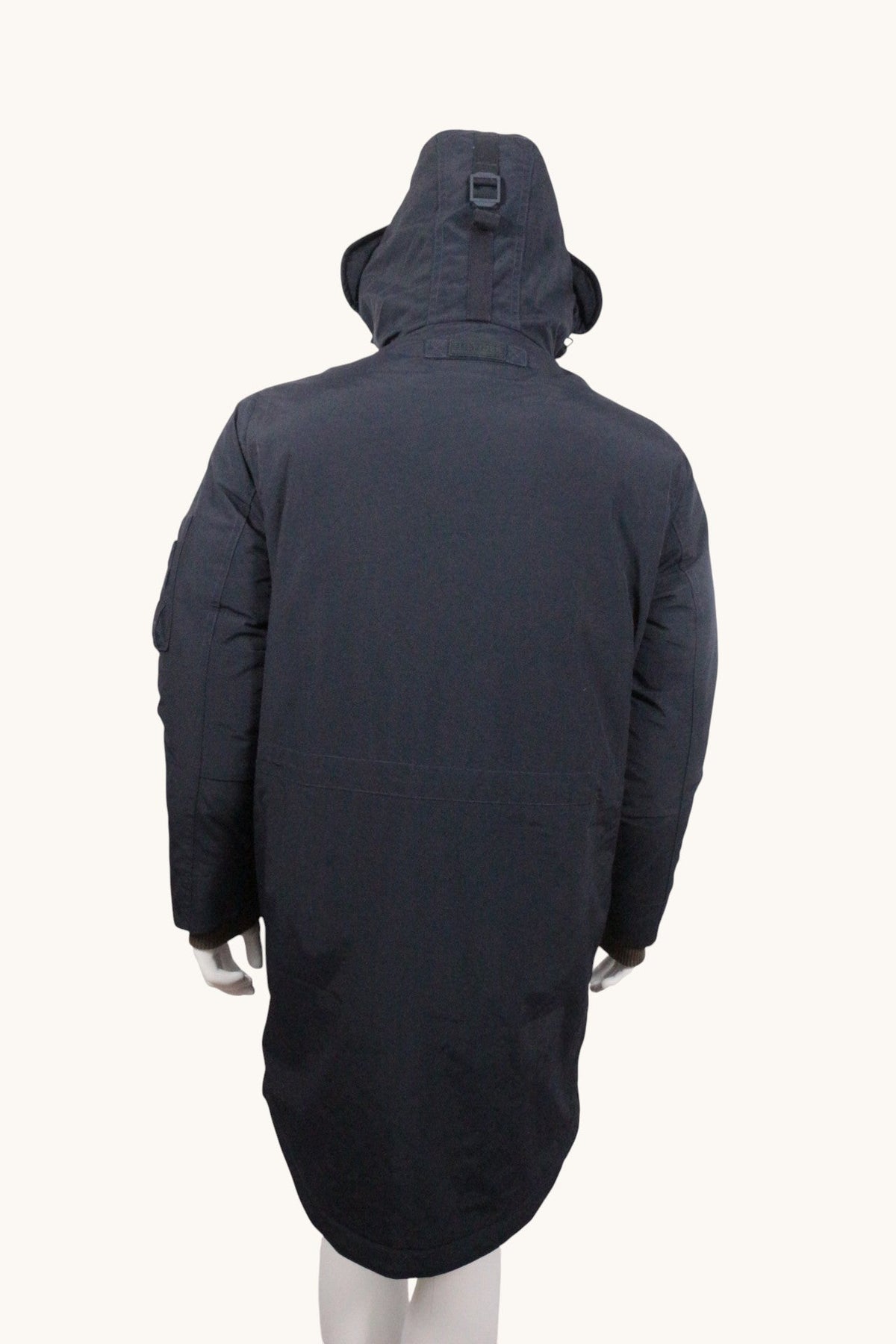 Vue arrière d'une parka Frippindealz Tommy Hilfiger bleu marine avec capuche, portée sur un mannequin.